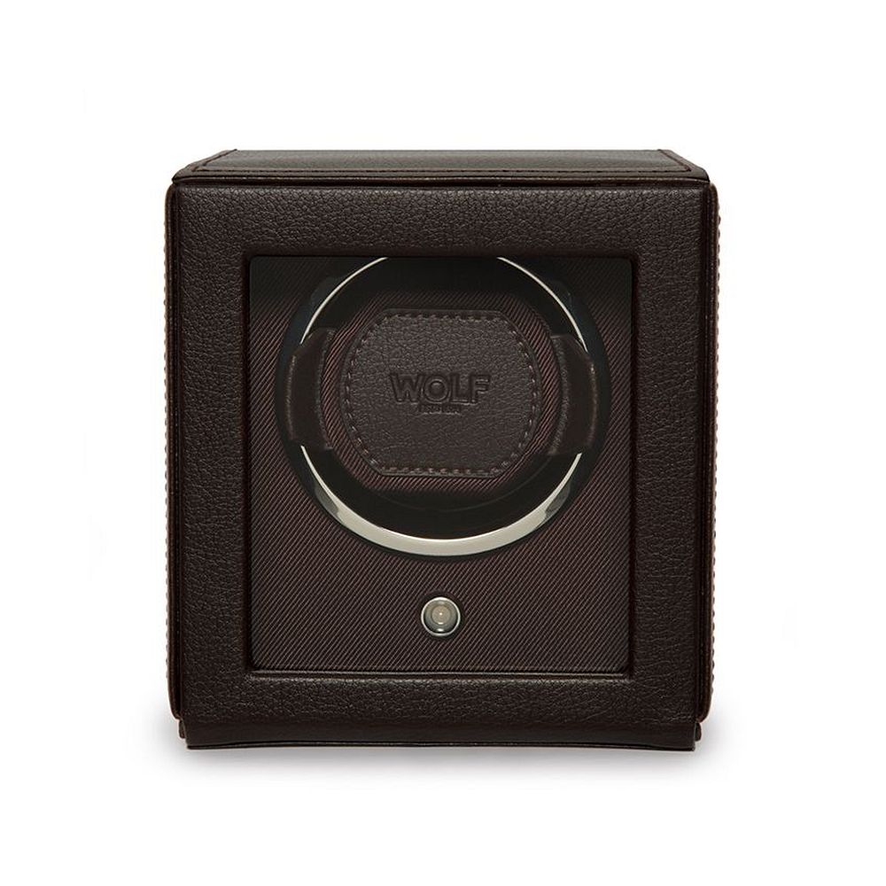 Wolf Watch winder van veganistisch leer, met chroom afgewerkte hardware en enkele opwindmodule.

KENMERKEN:
Gepatenteerde innovatie - Elke WOLF-watchwinder telt het exacte aantal rotaties.  startvertraging van 10 seconden, 900 TPD (Turns Per Day), gepatenteerde rotatieprogramma's - Intermitterende rotatie met voorgeprogrammeerde pauze- en slaapfasen.
Directionele instellingen: bidirectioneel
Batterijoptie: Optie om het apparaat op netstroom te laten werken (universele adapter meegeleverd) of AA-batterijen - alkaline of lithium (lithiumbatterijen gaan twee keer zo lang mee als alkalinebatterijen). Batterijen niet inbegrepen.

14CM L X 15.4CM W X 14.8CM H