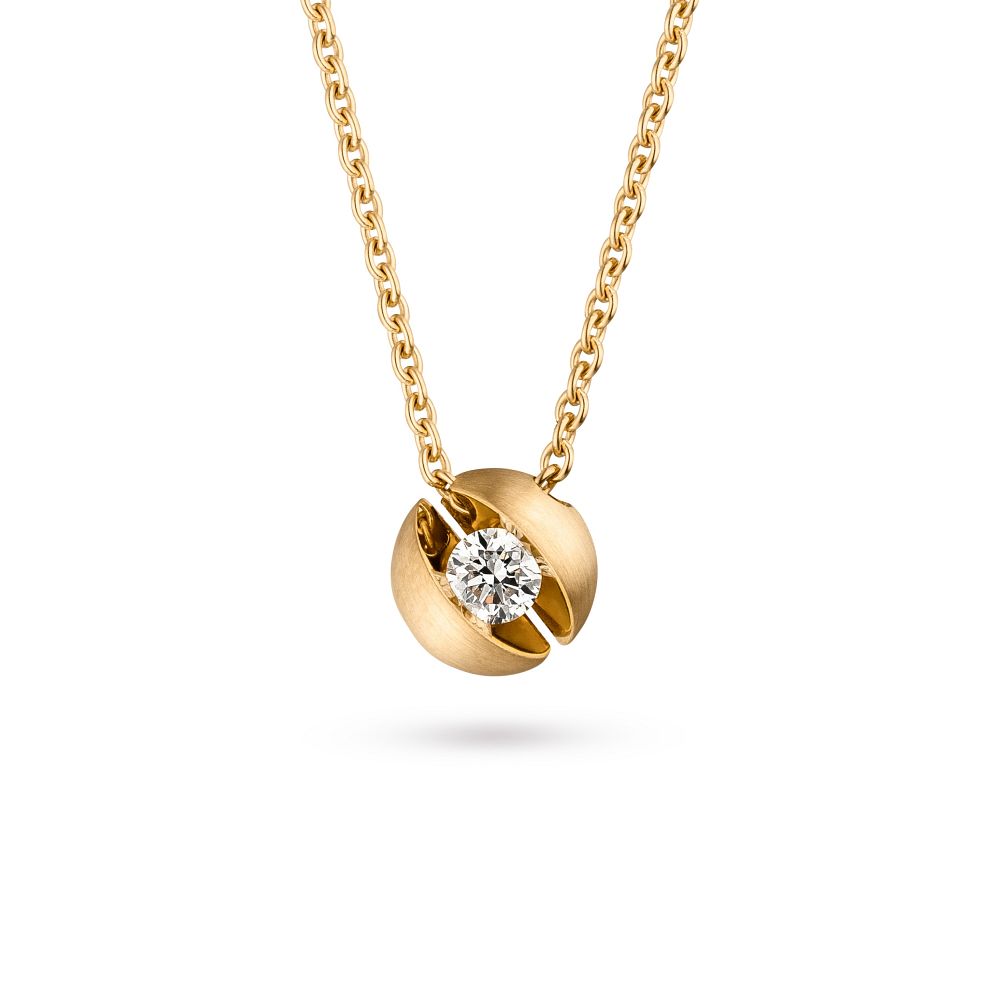 Deze geelgouden hanger uitgevoerd in 18 karaat goud uit de collectie van Gebr. Schaffrath is afgezet met diamant.
De hanger is geinspireerd door de pracht van de Calla bloem. De hanger laat iedere vrouw schitteren!