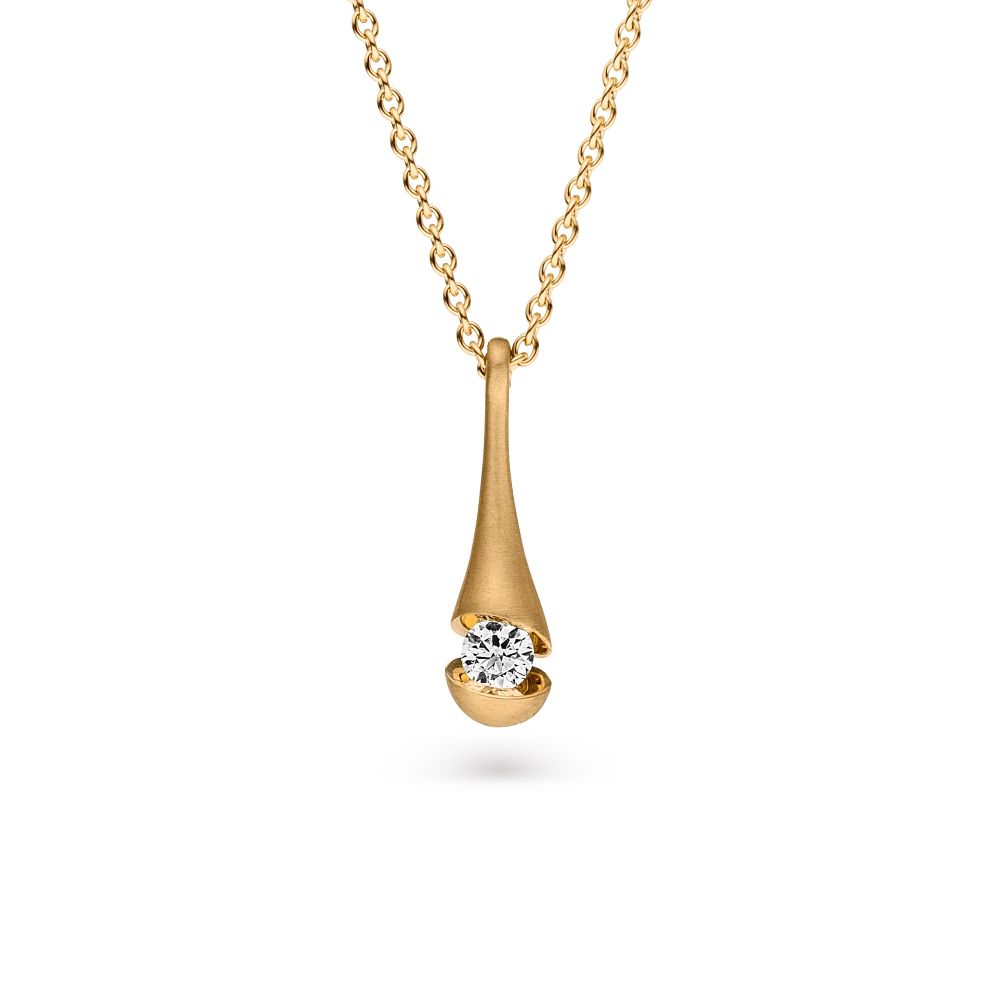 Deze mooie geel gouden hanger gemaakt van 18 karaat goud geinspireerd uit de natuur en de gelijknamige Calla bloem.
\nSierlijk met een unieke vormgeving met in het hart van de hanger een schitterende diamant.