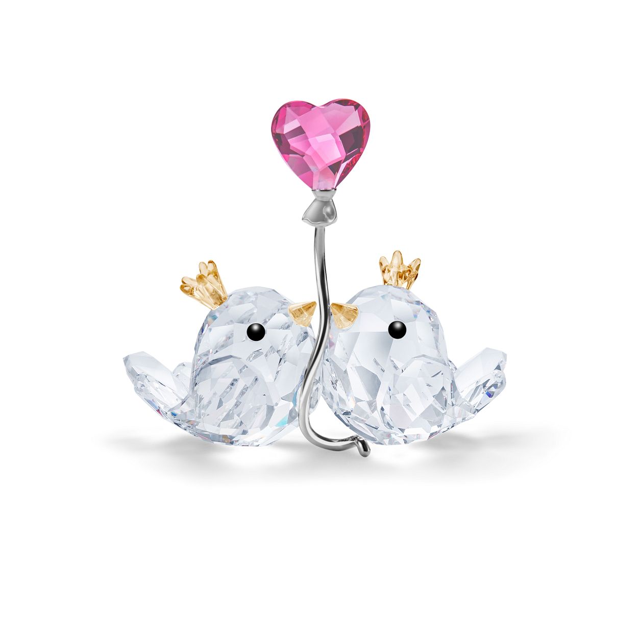 Dit prachtige dubbele beeldje verbeeldt perfect het motto van Swarovski's With Love-collectie. Het tijdloze ontwerp toont twee tortelduifjes van helder kristal met een roze hart dat boven hen uitstijgt. Kleine goudkleurige kroontjes en jet-gekleurde oogjes accentueren dit lieflijke, romantische ontwerp. Een ideaal cadeau voor een huwelijk of voor een bijzondere persoon in uw leven. Decoratief object. Geen speelgoed. Niet geschikt voor kinderen jonger dan 15 jaar.
Afmeting:
6.7 x 7.4 x 3.1 cm
