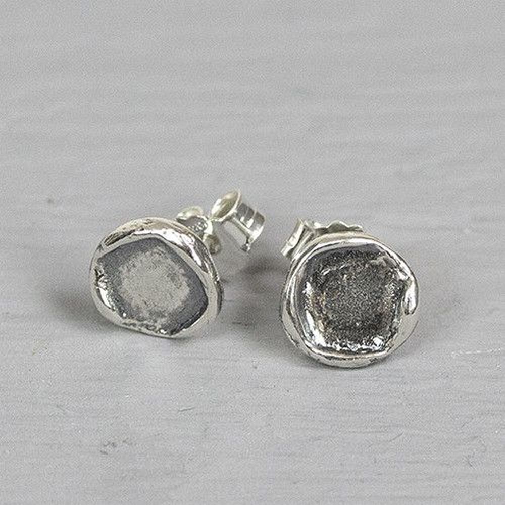Oorknop gemaakt van 925 geoxideerd sterling zilver, ook wel oxy shiny.