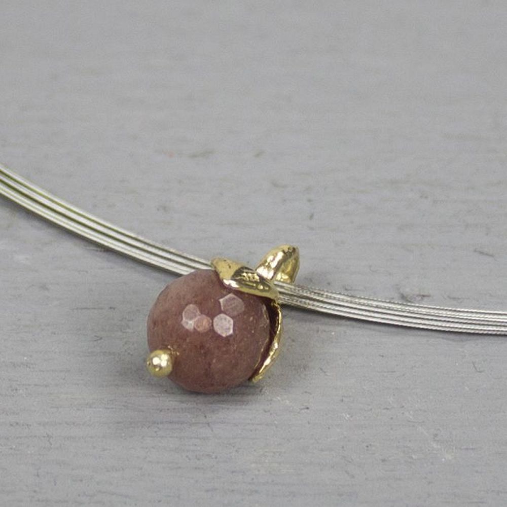 De zilveren hanger is verguld en heeft een steen van Muscoviet. Ook wel mica genoemd en komt verder veel voor in laag-metamorfe gesteenten, zoals in schisten en kwartsietschisten. Mica werkt beschermend, kalmerend en reinigend. De steen stimuleert onafhankelijkheid en het stellen, concentreren op en verwezenlijken van doelen en stimuleert hiermee persoonlijke groei.