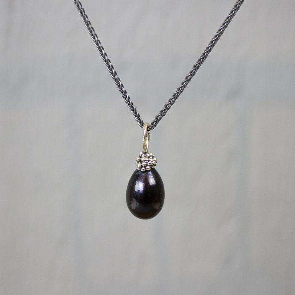 Hanger gemaakt van 925 sterling wit zilver met grijze parel. De parel werkt positief bij lichamelijke kalktekorten. Het is een goede hulp bij het verwerken van verdriet en laat de tranen komen en stromen. De parel helpt het proces van het leven weer toe te laten, door de verstoringen op te heffen en het leven weer op gang te brengen. Combineer met de bijpassende oorbellen voor een complete look!