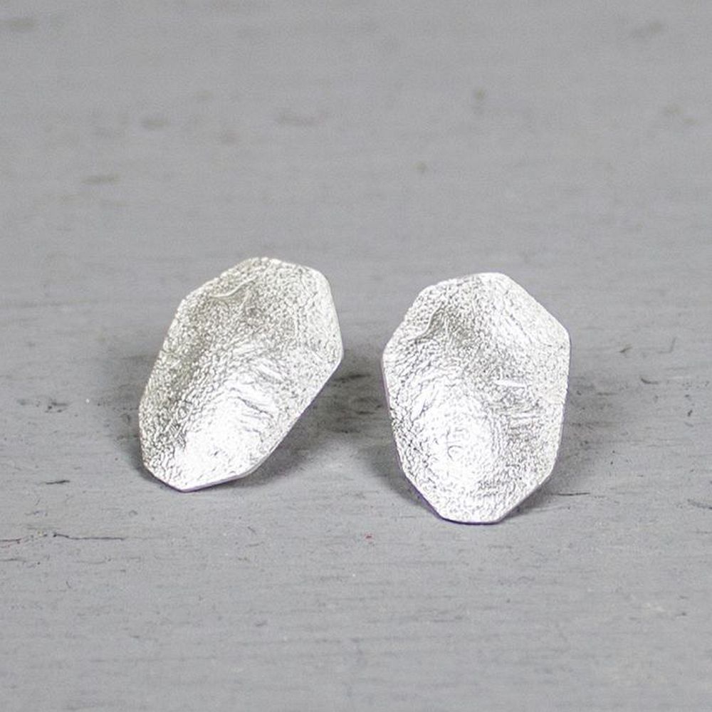Oorsteker uit de Silver-collectie van Jeh Jewels, gemaakt van geoxideerd 925 sterling wit zilver. De oorsteker bestaat uit acht hoeken en oogt daardoor heel modern. Draag deze oorstekers bij het bijpassende collier en/of armband.