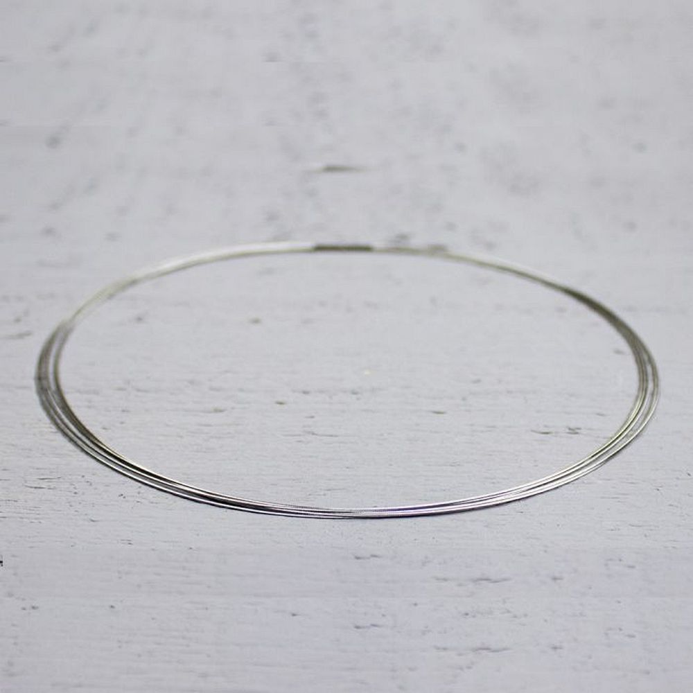 Collier spang met edelstaal in 5 draden 1,8mm. De Lengte van dit collier is 42 cm.
