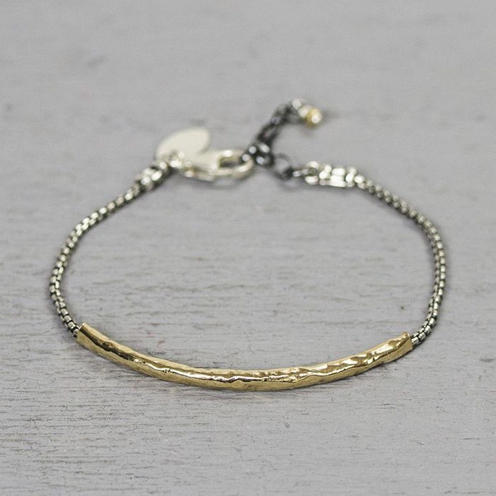 Armband gemaakt van 925 sterling geoxideerd zilver met daaraan een rond lopende buis van goldfilled.
Mooi als set samen met het bijpassende collier.