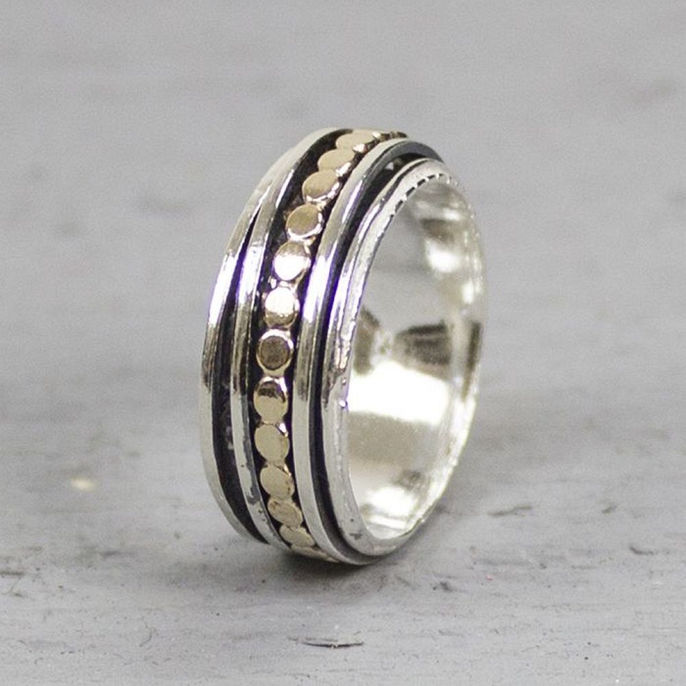 Deze ring is gemaakt van 925 sterling zilver en gold filled. De ring heeft drie losse ringetjes die afzonderlijk kunnen bewegen. De ringetjes bestaan uit twee zilveren en een gold filled ringetje in de vorm van platte balletjes. De onderkant van de ring is geoxideerd wat zorgt voor extra diepte. De glans van 925 sterling zilver maakt het een gewild edelmetaal voor de vervaardiging van sieraden. Het bestaat uit 92,5% puur zilver en 7,5% koper. Puur zilver is een zacht en buigzaam materiaal, het koper in 925 sterling zilver zorgt voor de stevigheid. De sieraden van Jeh Jewels zijn nikkel vrij. Gold filled komt uit Amerika en wordt daar al langer gebruikt voor de vervaardiging van sieraden met een "touch of gold" voor een betaalbare prijs. Het gold filled blijft op kleur, is slijtvast en de 14karaats goudlaag is dik genoeg om lang te kunnen genieten van de warme uitstraling van goud. Gold filled wordt veelal ook goed verdragen door mensen die allergisch zijn voor andere metalen dan goud.