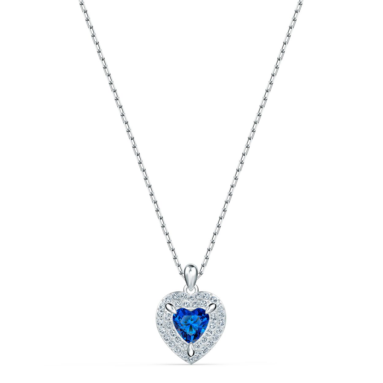 Deze Swarovski-hanger combineert op kunstige wijze de heldere glans van een rodium-vergulde ketting met een diepblauw kristal in de vorm van een hart. Het ingetogen ontwerp maakt hem ideaal voor dagelijks gebruik. We raden ook aan om hem te combineren met bijpassende oorbellen uit dezelfde collectie. Een perfect cadeau voor een speciaal persoon. De hanger is bevestigd aan een ketting.