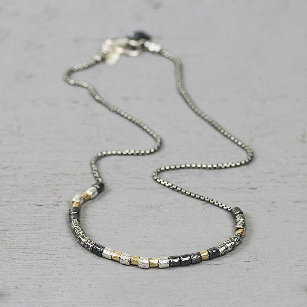Collier gemaakt van 925 sterling geoxideerd zilver met kleine buisjes van goldfilled.
Een mooi tijdloos en overal bij te dragen collier.
