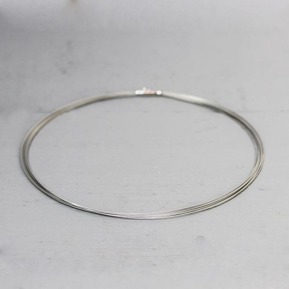 Basiscollier in de vorm van een spang, bestaande uit 10 draden. De lengte van dit collier is 45cm.