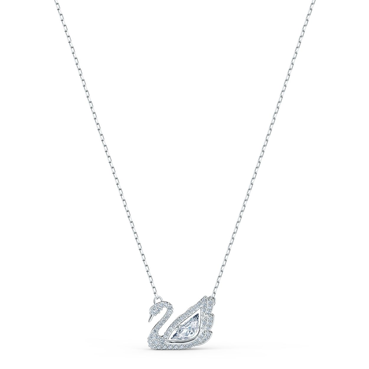 De zwaan is het symbool van sierlijke elegantie en edelmoedigheid en als zodanig het ideale logo voor Swarovski-sieraden. Deze ketting bevat een prachtige zwaan ingezet met talloze sprankelende witte stenen. In het midden is een grotere, briljant glanzende, dansende steen geplaatst. Deze rodium-vergulde ketting is een charmant cadeau voor een speciaal persoon. Minimale lengte van het collier is 38 cm en kan met 5 cm verlengd worden.