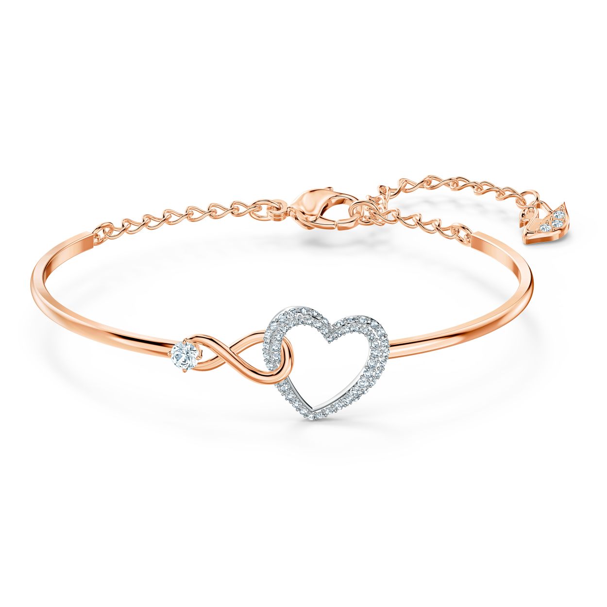 Een symbool van oneindige liefde: deze elegante Swarovski-armband toont de symbolen van liefde en eeuwigheid die met elkaar zijn verweven. Versierd met witte Swarovski-kristallen, vormt het hartmotief een perfecte aanvulling op het oneindigheidssymbool voor een echt romantische look. Een gemengde metalen afwerking brengt warme en koude tonen perfect in evenwicht om het design af te maken. Het is een prachtig cadeau: en een belofte: voor een speciaal persoon.