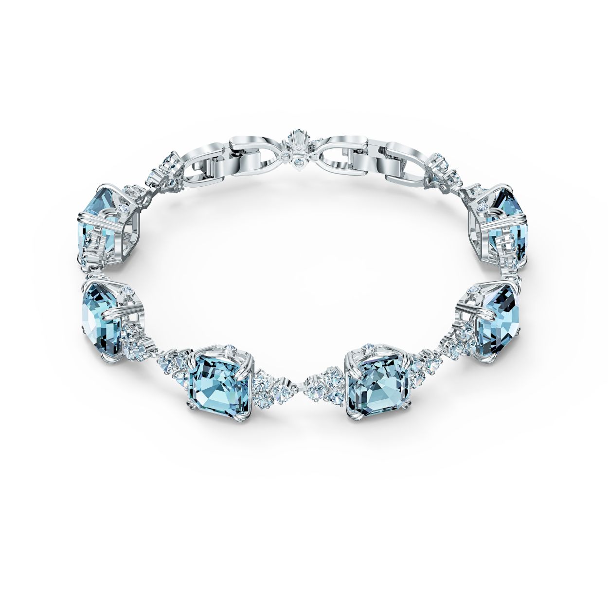 Deze Swarovski-armband combineert op kunstzinnige wijze glamour en eenvoud en is perfect voor bruiloften. Vierkante, blauwe Swarovski-kristallen worden afgewisseld met clusters van witte kristallen aan een rodium-vergulde ketting. Hun facetten breken inkomend licht op briljante wijze om een sprankelende look te creeren. Een uitstekend cadeau-idee voor speciale gelegenheden.