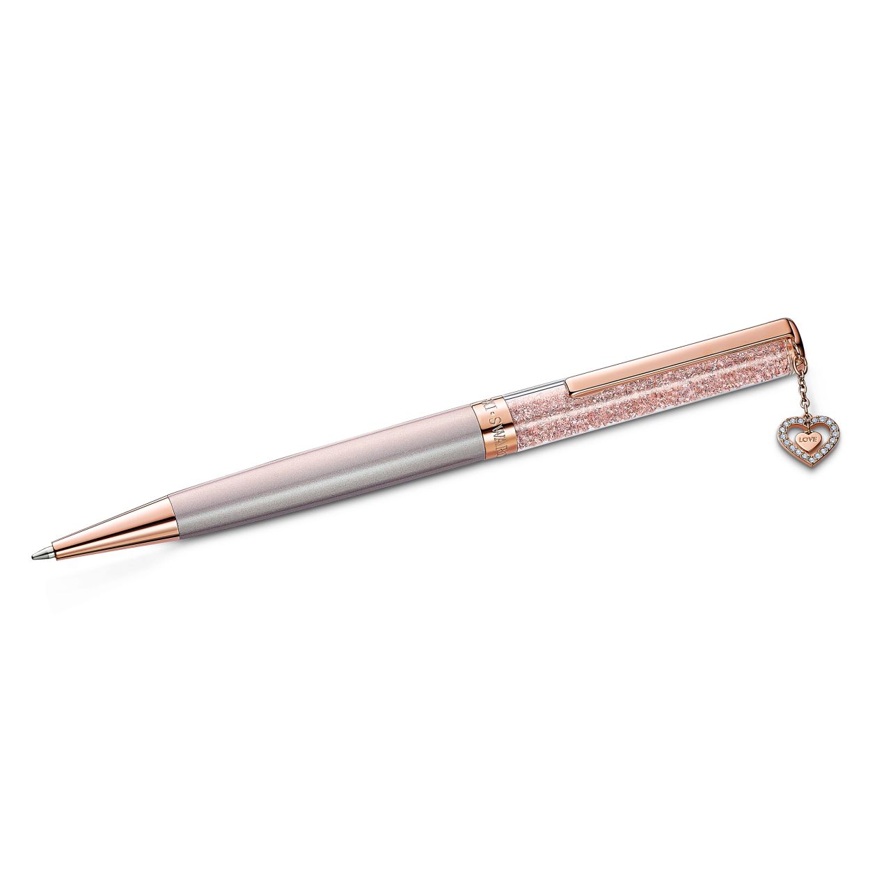 Deze navulbare balpen van Swarovski heeft een krachtig en romantisch design. Het kleurenschema van roze gelakt metaal en rosegoudkleuren toplaag geven deze balpen een elegante uitstraling. De pen is bedekt met talrijke Swarovski-kristallen, waardoor hij briljant sprankelt. Een klein, hartvormig bedeltje met het woord 'LOVE' (LIEFDE) is omgeven door prachtige kristallen. Het perfecte romantische cadeau voor een speciaal iemand.