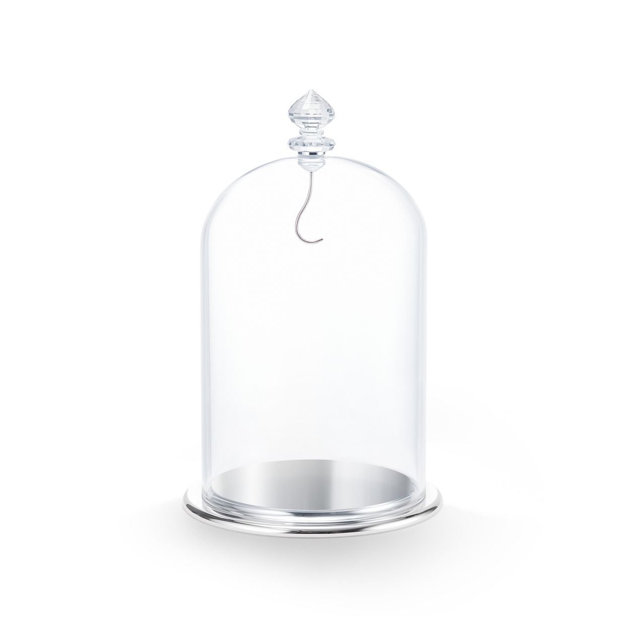 Deze stolp van Swarovski is de ideale manier om je meest bijzondere ornamenten en kristallen creaties te presenteren. Hij bestaat uit een hoogwaardige glazen stolp, een handvat van sprankelend helder kristal met 230 facetten en een gepolijste, roestvrijstalen haak op een metalen basis. De haak kan worden verwijderd om je meest waardevolle Swarovski-beeldje te tonen. Deze kristallen stolp is een prachtig cadeau voor elke gelegenheid en voegt een modern detail toe aan elke ruimte. Decoratieobject. Geen speelgoed. Niet geschikt voor kinderen jonger dan 15 jaar.