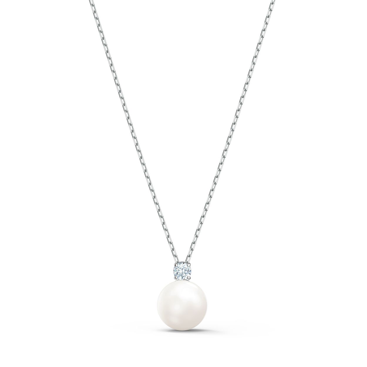 Klassieke ketting en verfijnd design onderscheiden deze ketting van Swarovski. Een enkele kristalparel aan een glinsterende ketting staat centraal, terwijl de ketting zelf wordt vastgemaakt met een karabijnsluiting. De kristalparel is versierd met een rond wit kristal, waarvan de sprankelende facetten de zachte glans accentueren. Deze ketting is een mooie, tijdloze toevoeging aan alledaagse looks en verrijkt casual outfits met een schitterend accent dat bedoeld is om eeuwig mee te gaan.