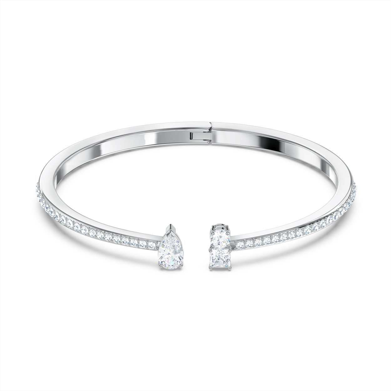 Een tijdloze look voor jou: deze brede armband van Swarovski is een opvallend voorbeeld van tijdloos design. Hij is bedekt met glinsterende pav&eacute; die een levendige weergave van sprankeling cre&euml;ert en afgewerkt met een groter wit, druppelvormig kristal tegenover gegroepeerde ronde en vierkante kristallen. Een klassieke look die perfect is om alledaagse outfits mee te versieren.