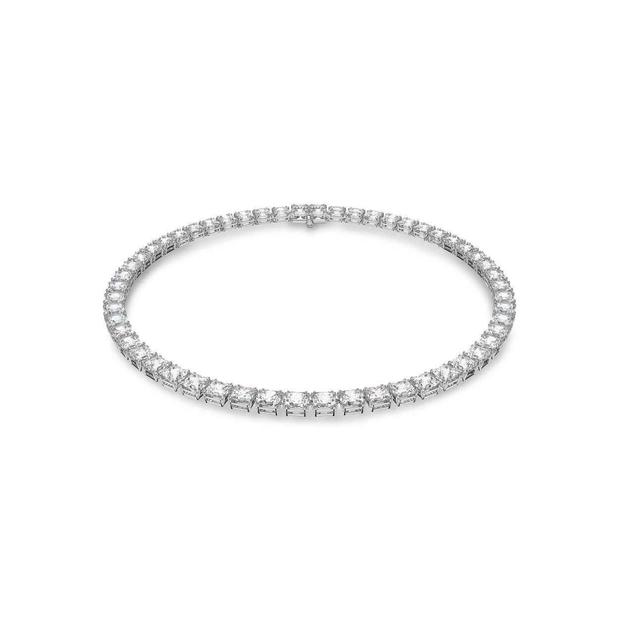 Dit subtiel schitterende collier voor overdag en 's avonds zal nooit uit de mode raken. Elegant en stijlvol. Het bevat heldere stenen met een Square-slijpvorm, omringd door gladde zettingen met een rhodium plating. Draag overdag met een eenvoudig wit T-shirt en jeans of 's avonds met chique avondkleding voor een glamoureus accent. Dit collier maakt onderdeel uit van de Millenia-lijn en is ontworpen door Creative Director Giovanna Engelbert voor Collection I.