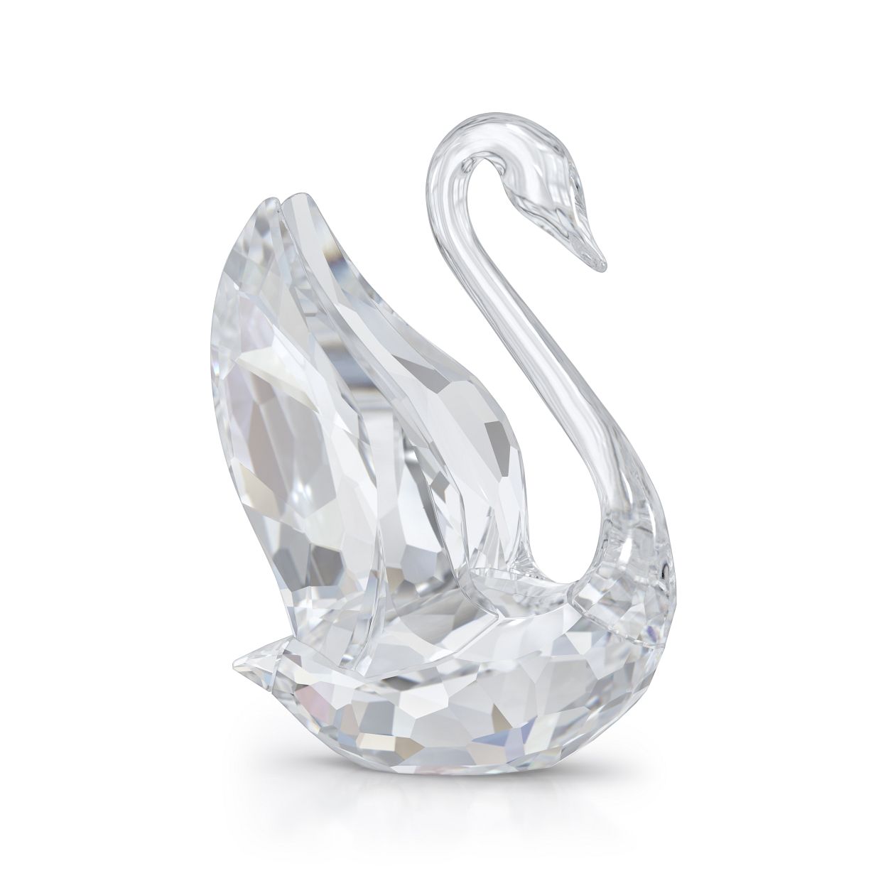 Dit kleine decoratieobject is geinspireerd op het nieuwe zwaanlogo van Swarovski. Het is ontworpen door Martin Zendron en volledig vervaardigd uit helder kristal met 236 facetten, waarbij het hoofd en de nek van de zwaan een elegante S-vorm hebben die staat voor Swarovski. Dit sierlijke design is ontworpen met het oog op de toekomst, de vleugels gespreid alsof hij elk moment kan wegvliegen, en vormt een modern en stijlvol eerbetoon aan het unieke vakmanschap en erfgoed van het merk. Decoratieobject. Geen speelgoed. Niet geschikt voor kinderen jonger dan 15 jaar.

