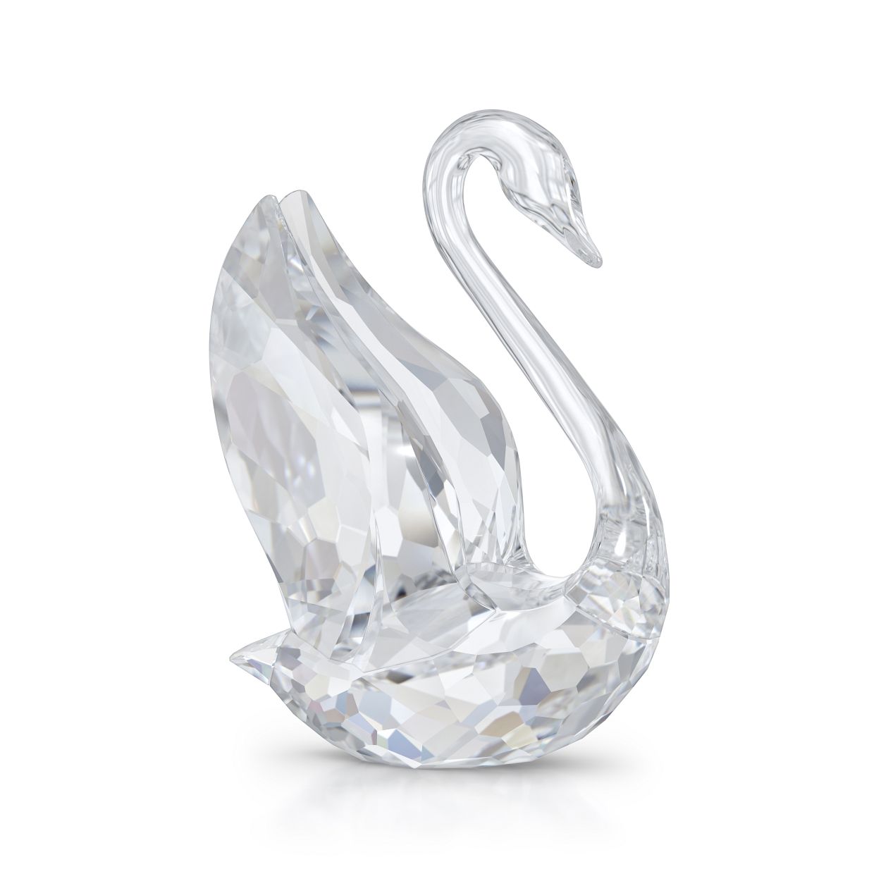Dit middelgrote decoratieobject is geinspireerd op de het nieuwe zwaanlogo van Swarovski. Het is ontworpen door Martin Zendron en volledig vervaardigd uit helder kristal met 299 facetten, waarbij het hoofd en de nek van de zwaan een elegante S-vorm hebben die staat voor Swarovski. Dit prachtige design is ontworpen met het oog op de toekomst, de vleugels gespreid alsof hij elk moment kan wegvliegen, en vormt een modern en stijlvol eerbetoon aan het unieke vakmanschap en erfgoed van het merk. Decoratieobject. Geen speelgoed. Niet geschikt voor kinderen jonger dan 15 jaar.

Artikelnr.: 5613255
Collectie:  Signum
Kleur:  Wit
Hoogte: 8.5 cm
Breedte: 8.5 cm
Lengte: 6.17 cm
Ontwerper:  Martin Zendron
Materiaal:  Kristallen