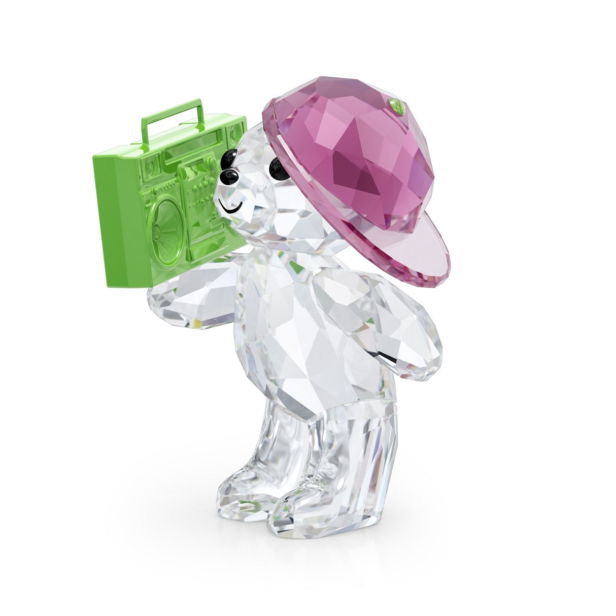 Herleef de felle kleuren en onvergetelijke beats van de jaren 90 met dit retro Kris Bear design. Dit coole figuurtje met een oversized pet van roze kristal houdt een felgroene boombox vast en glinstert met een totaal van 515 kristalfacetten. Een must-have voor verzamelaars van Kris Bear en een schattig cadeau voor elke gelegenheid. Decoratieobject. Geen speelgoed. Niet geschikt voor kinderen jonger dan 15 jaar.
