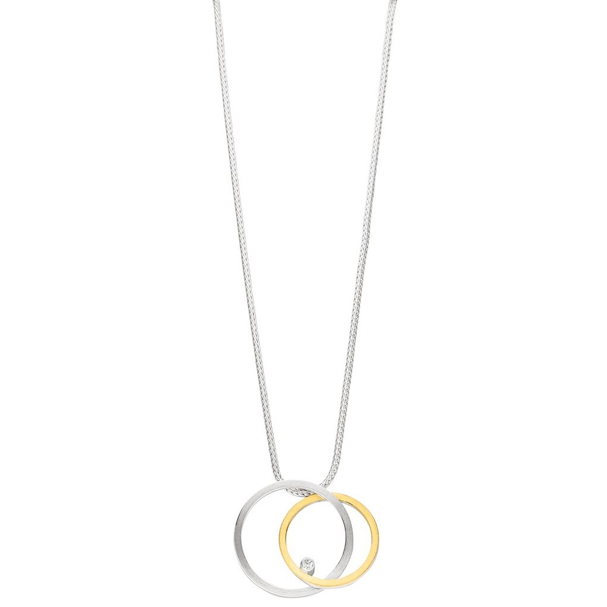 Een prachtig Design Collier van het merk MANU. Dit Collier is gemaakt van zilver met een 22krt plaat goud erop gesoldeerd. In de hanger is een briljant gezet van 0,03 crt
Collier 45cm