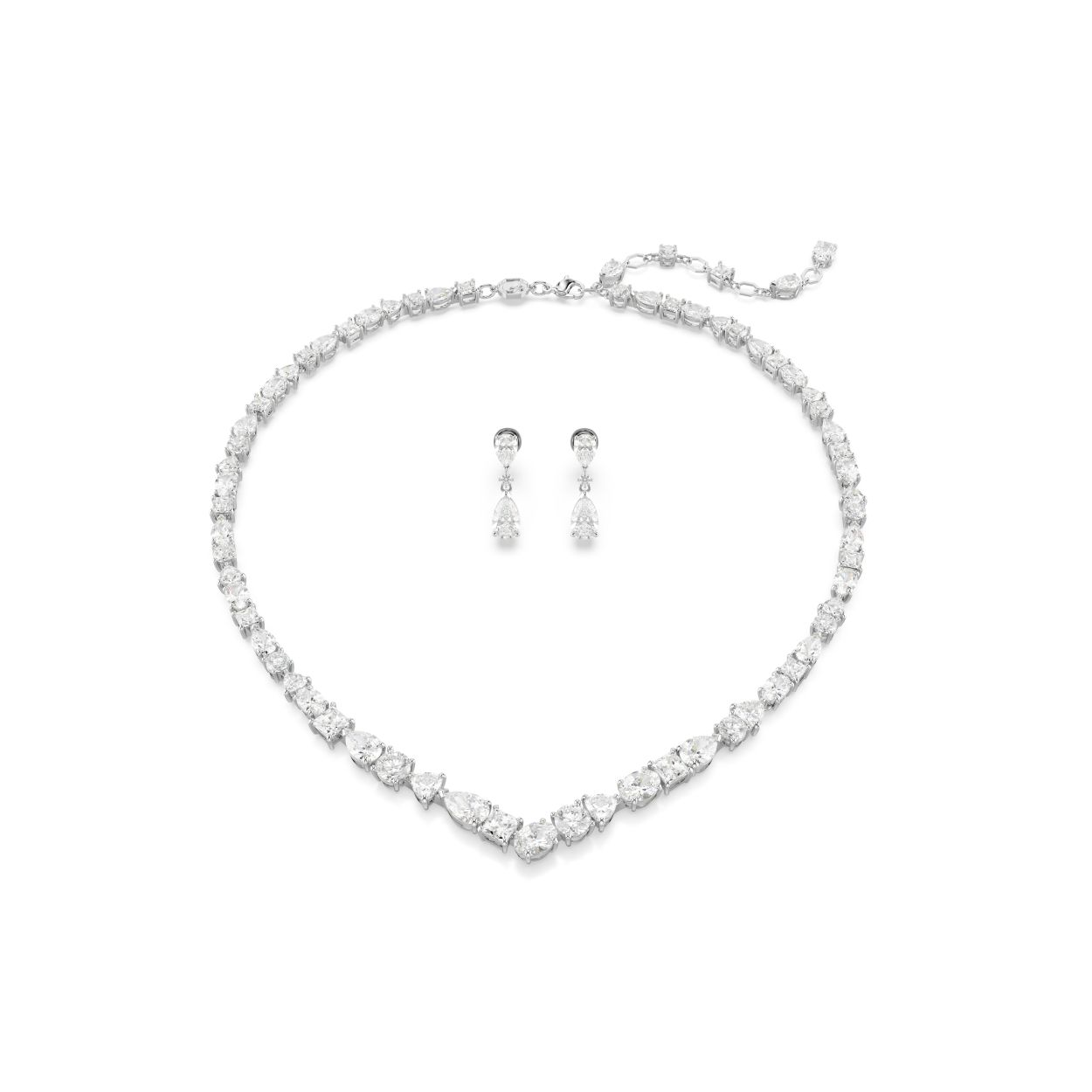 In deze showstelende sieradenset uit de Mesmera-lijn komen ultieme stijlvolle sieraden tot leven. De ketting bevat een streng opvallende Swarovski Zirkonia in een zetting met een rhodium toplaag en een verrassende combinatie van slijpvormen en maten. Het verlengstuk is voorzien van een karabijnsluiting en meerdere Swarovski Zirkonia voor een luxe uitstraling. De schitterende oorbellen hebben een rhodium toplaag en een opvallend hangend ontwerp met stralende kristallen met een pear-slijpvorm. Geef deze set cadeau aan een dierbare om de unieke stijl direct een boost te geven.