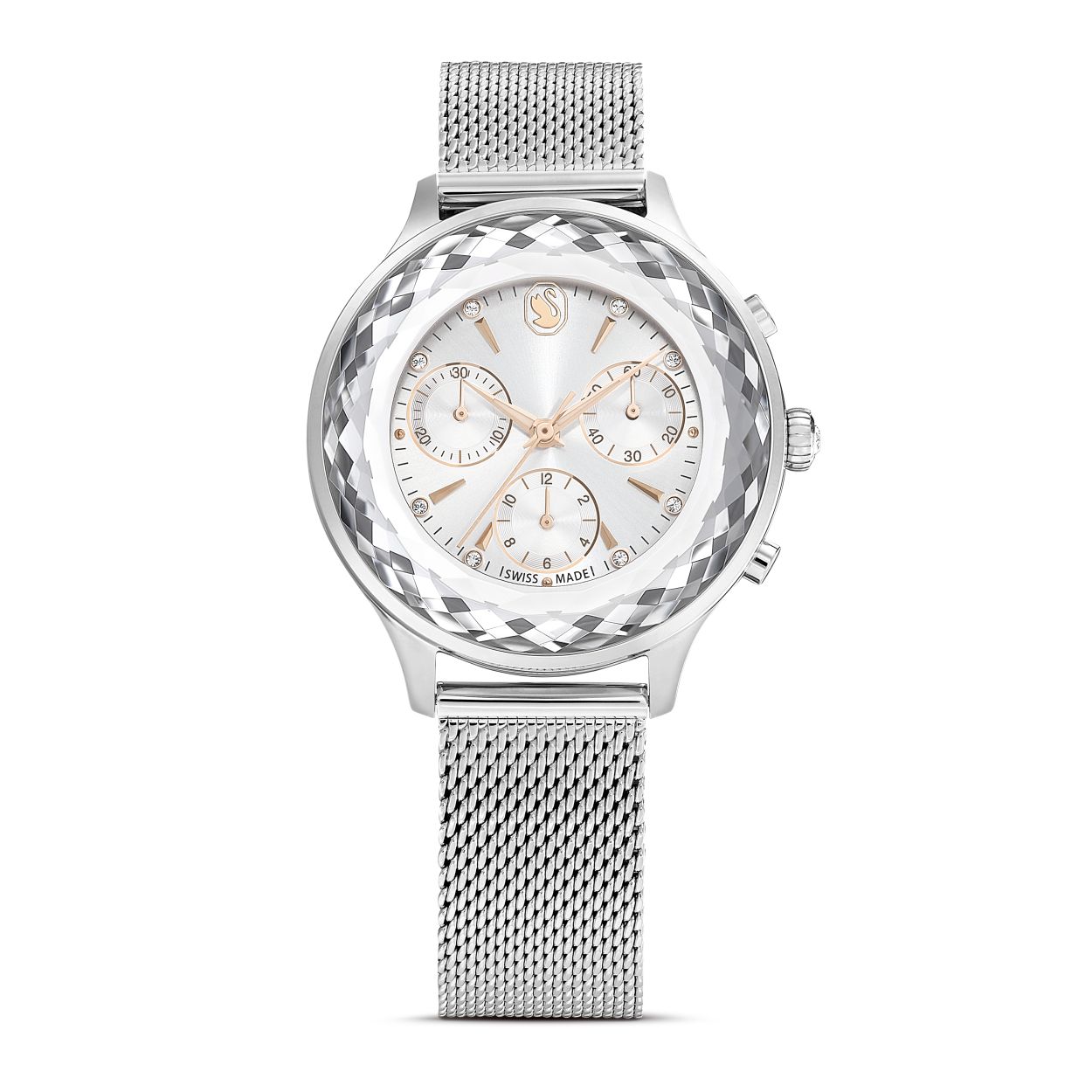 Dit Nova Chrono-horloge is een toonbeeld van sportieve luxe en is zorgvuldig vervaardigd om Swarovski’s meesterschap op het gebied van design te benadrukken. De edelstalen kast van 37 mm is naadloos geïntegreerd met een prachtige facetgeslepen kristallen lunette en het saffierglas van het horloge. Dit omlijst de wijzerplaat met zonnestralenpatroon, die is versierd met een zwanenlogo, kristallen indexmarkeringen en drie kleinere wijzers, waaronder een minuten-, seconden- en urenteller. Dit moderne horloge wordt om de pols gedragen op een Milanese armband met snelkoppeling. De roségoudkleurige wijzers zijn voorzien van een Luminova-coating voor extra glans. Dit Swiss made horloge is waterbestendig tot 50 meter en in de kroon is een kristal gezet. Een veelzijdige keuze voor op het werk en bij speciale gelegenheden.