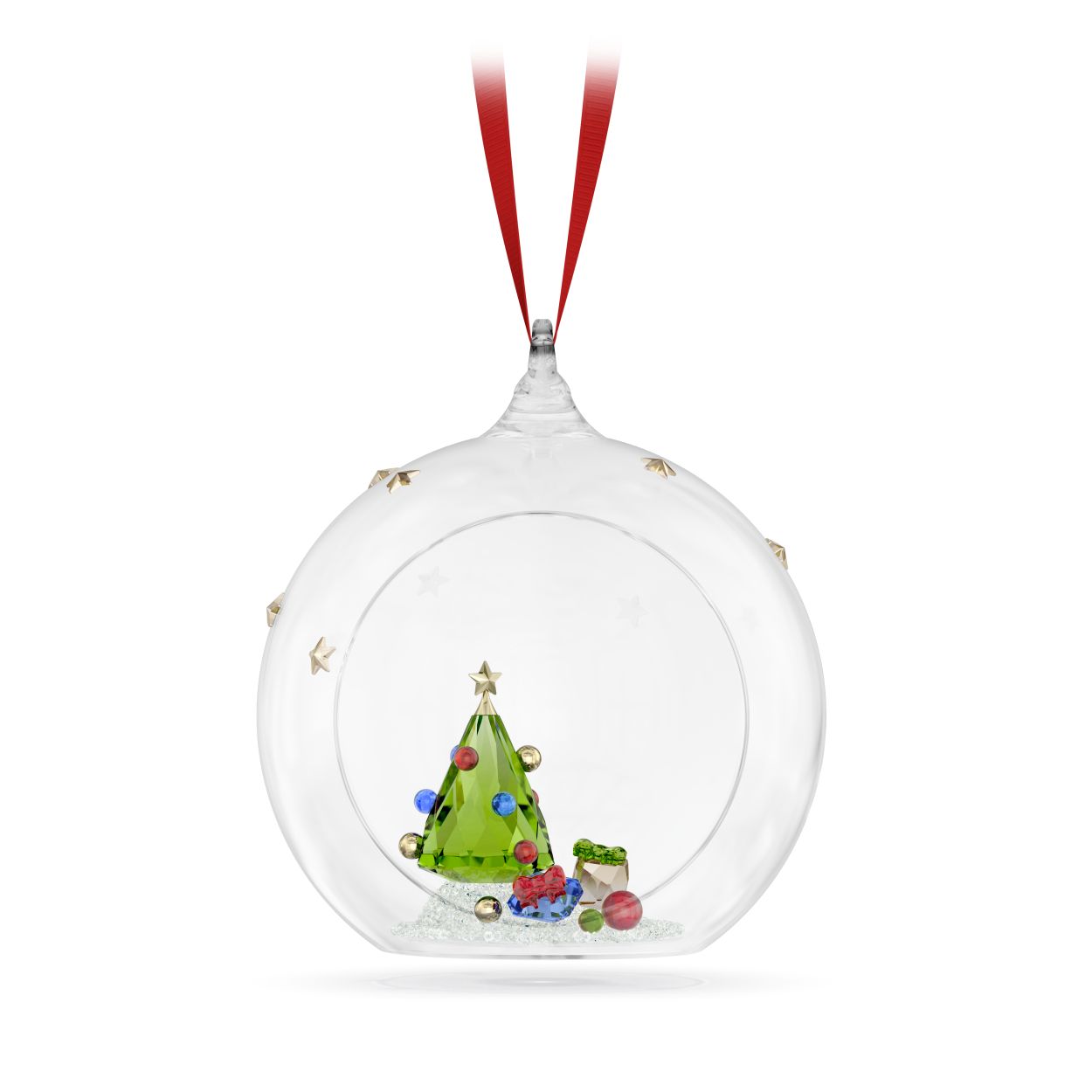 Dit hartverwarmende ornament, dat een vreugdevol kersttafereel afbeeldt, haalt ongetwijfeld mooie jeugdherinneringen op. De kerstbal hangt aan een rood ripsband lint en bestaat uit verschillende ingepakte cadeautjes naast een stralend groene boom. Het is nauwkeurig voorzien van 412 facetten in verschillende kleuren met goudkleurige metalen accenten. Zet het op een speciale plek neer voor een vleugje traditionele feestvreugde. Decoratief voorwerp. Geen speelgoed. Niet geschikt voor kinderen onder de 15 jaar.