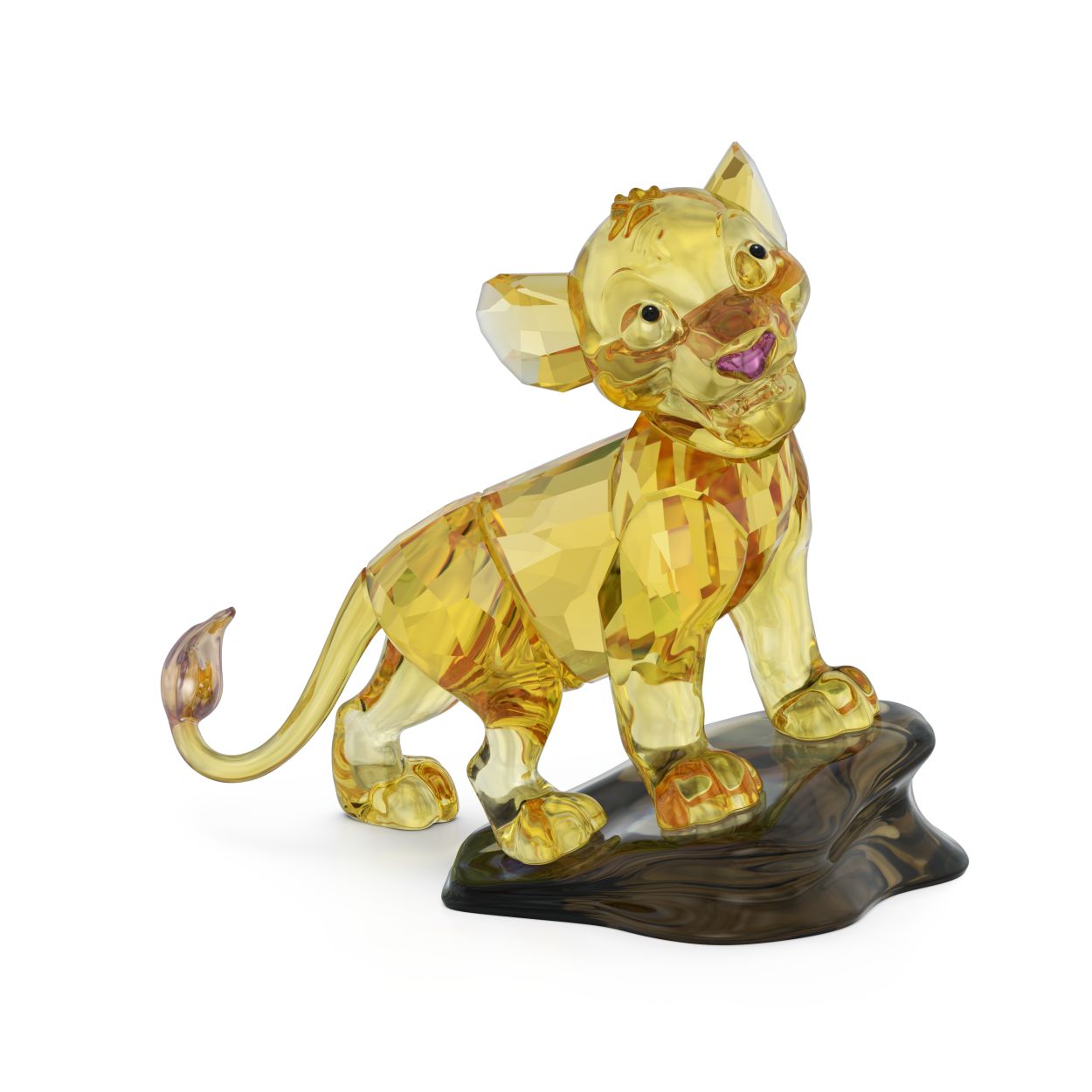 Ter ere van de 30e verjaardag van Disney’s The Lion King weerspiegelt dit nostalgische figuur het avontuurlijke en nieuwsgierige karakter van Simba. Het volledig gekristalliseerde stuk is vervaardigd in een serie goudtinten en heeft 376 facetten die met de vakkundige precisie van Swarovski zijn geslepen. Zet dit figuur trots in uw interieur om dierbare herinneringen aan de film op te roepen. Decoratief voorwerp. Geen speelgoed. Niet geschikt voor kinderen onder de 15 jaar.