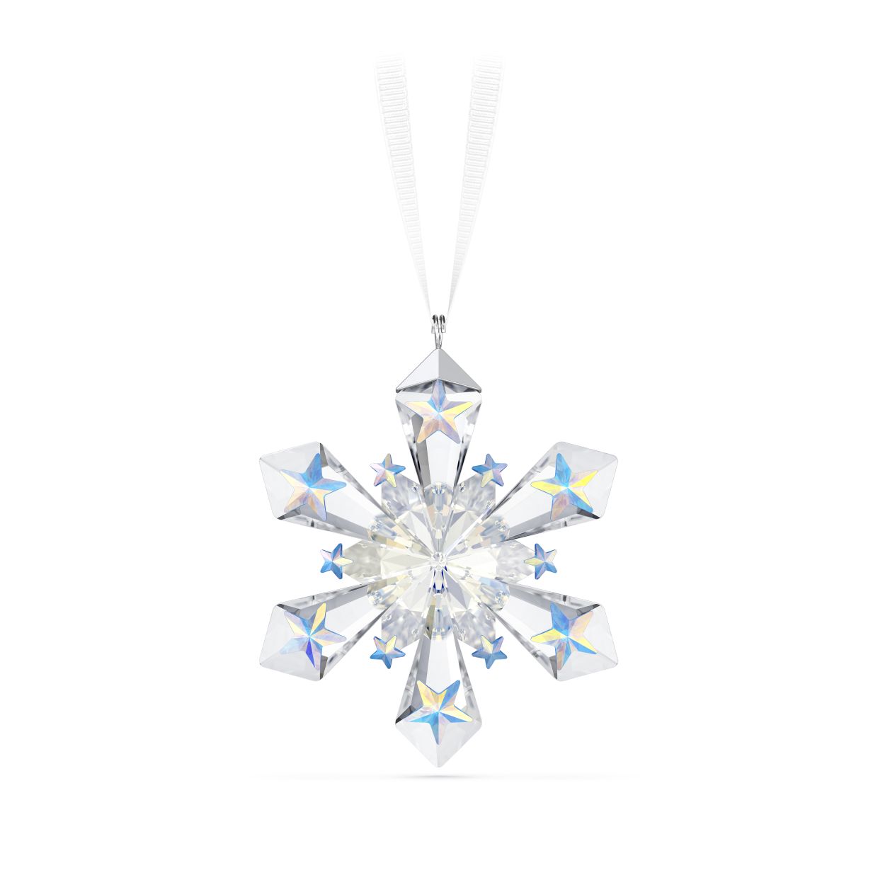 Een oogverblindende ster vormt het hart van elke kerstdecoratie. Dit glinsterende stuk biedt een frisse interpretatie van het klassieke motief met 288 stralende facetten en zilverkleurige metalen accenten. Twaalf grote en kleine stervormige flatback-kristallen omringen het hart, elk met Swarovski’s fascinerende Aurora Borealis-effect. Dit ornament hangt aan een wit ripsband lint en is een adembenemend stuk dat het hele seizoen door vreugde zal brengen. Decoratief voorwerp. Geen speelgoed. Niet geschikt voor kinderen onder de 15 jaar.