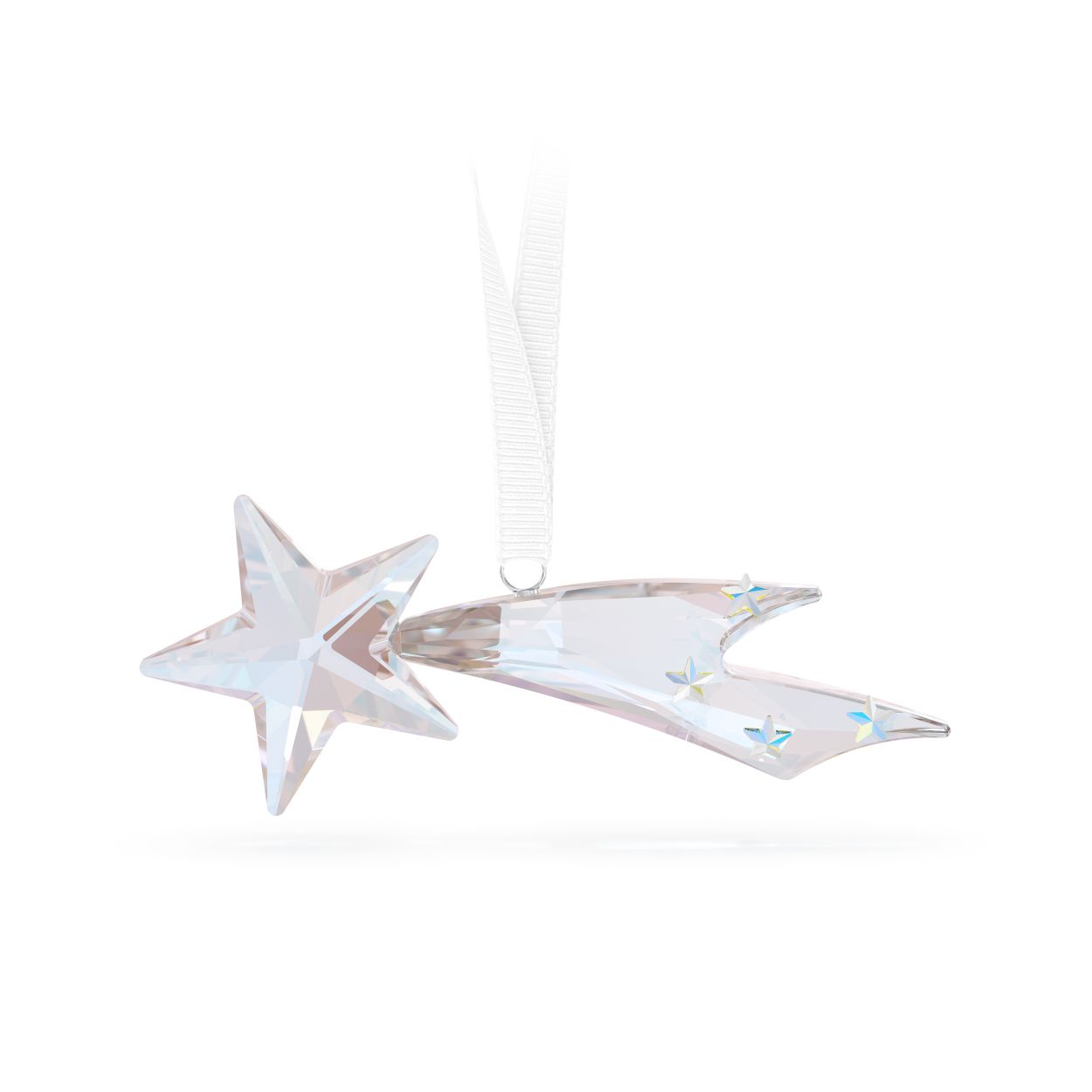 Dit spectaculaire ornament in de vorm van een vallende ster zal u inspireren om een wens te doen. Het gekristalliseerde stuk heeft 145 stralende facetten met een Shimmer-coating voor extra glans, evenals vier stervormige flatback-kristallen met Swarovski’s fascinerende Aurora Borealis-effect. Dit prachtige ornament hangt aan een wit ripsband lint met een zilverkleurig kapje en zal zeker een vaste kerstfavoriet worden. Decoratief voorwerp. Geen speelgoed. Niet geschikt voor kinderen onder de 15 jaar.