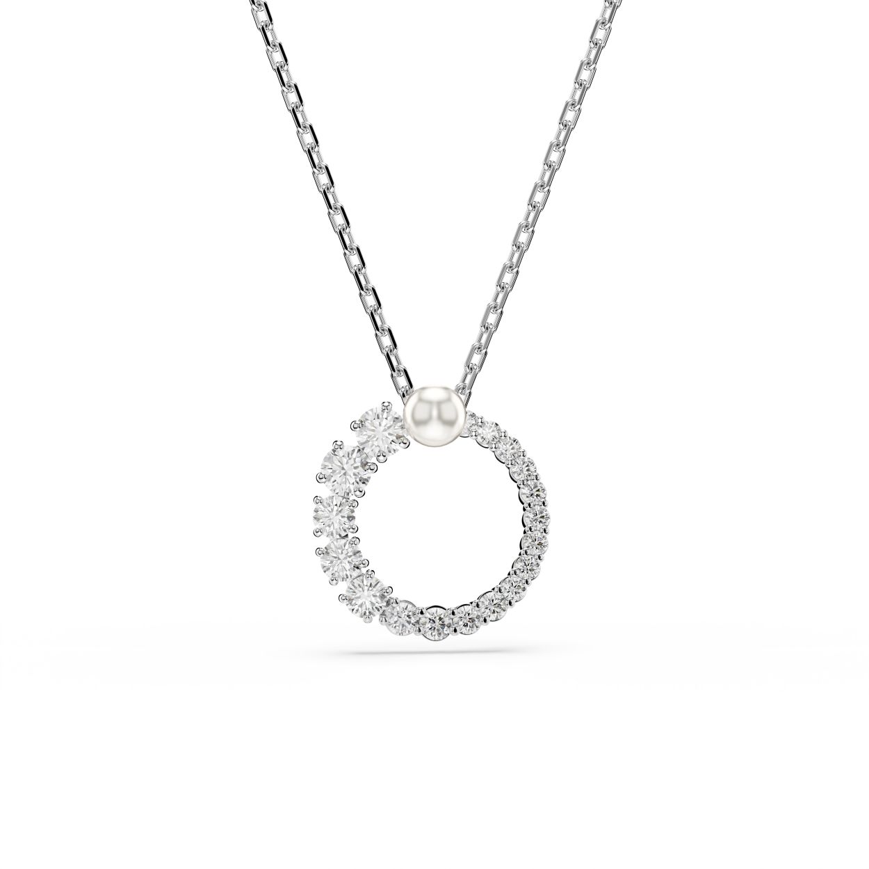 Met zijn klassieke silhouet en eigentijdse details zal deze elegante Matrix-hanger absoluut de aandacht trekken. Het sieraad met rhodium toplaag hangt aan een delicate ketting en bestaat uit een ring bezet met heldere Swarovski Zirkonia in een verloop van klein tot groot. In het midden prijkt een witte Swarovski Crystal Pearl. Draag dit sieraad alleen of combineer het met bijpassende oorbellen voor een meer dramatische look.