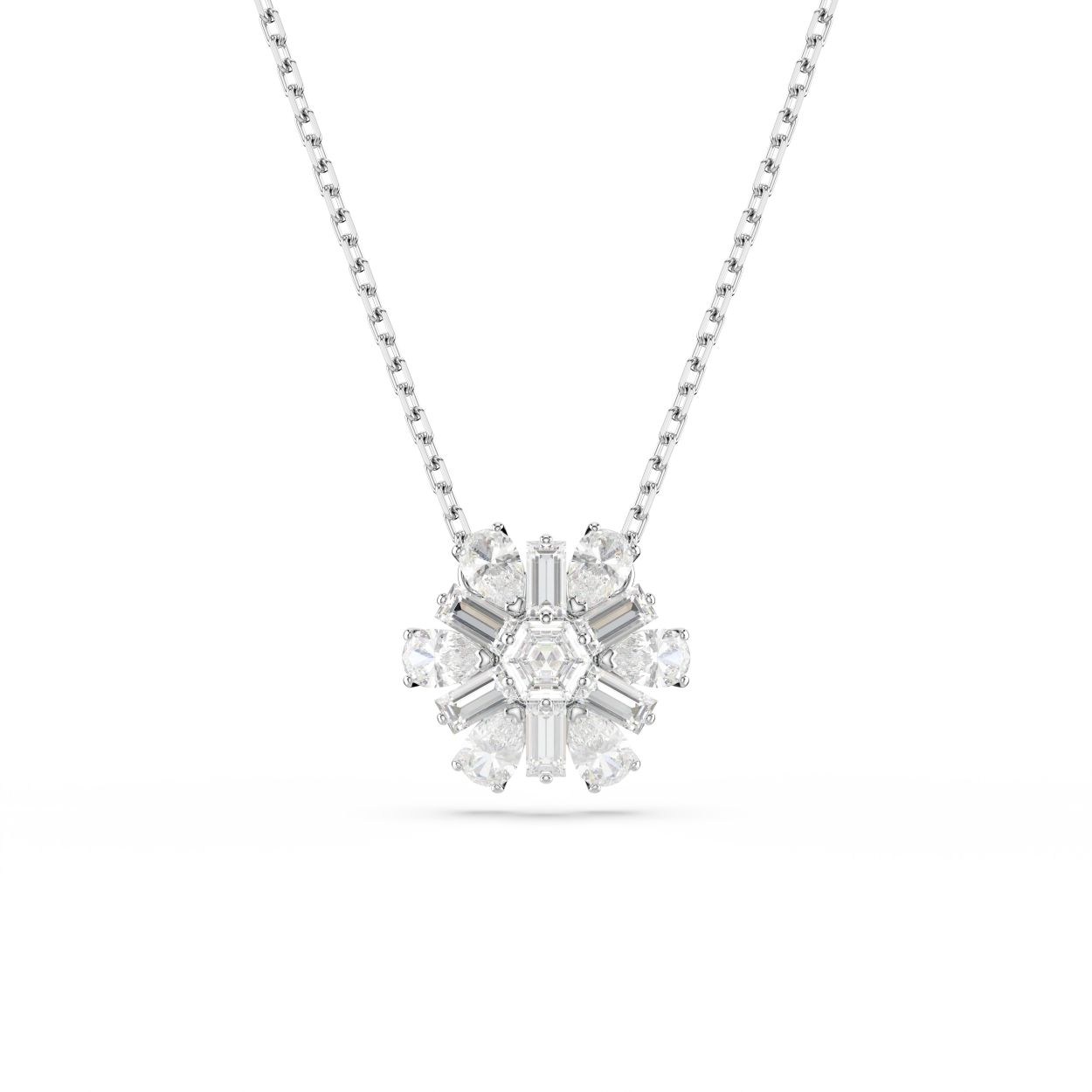 Geef uw look iets extra’s met de onmiskenbare schoonheid van de natuur. Dit sieraad met rhodium toplaag hangt aan een elegante ketting en heeft een sneeuwvlokmotief gemaakt van een glinsterende reeks heldere Swarovski Zirkonia in klauwzetting. Een op ijs geïnspireerd ontwerp dat uw creativiteit zeker zal prikkelen.