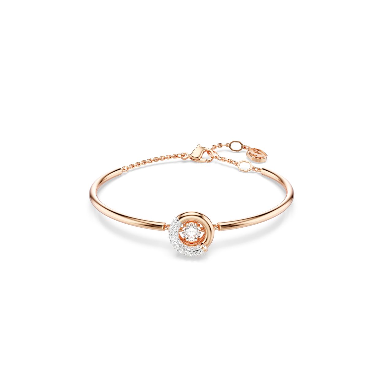 Beheers het licht met deze oogverblindende Dextera-armband. Dit ontwerp met roségoudkleurige toplaag en karabijnsluiting bestaat uit een centrale ring waarvan de helft is bezet met een pavé van heldere kristallen en een dansende Swarovski Zirkonia in het midden. Combineer het met een bijpassende hanger of oorbellen voor een opgewekte uitstraling.