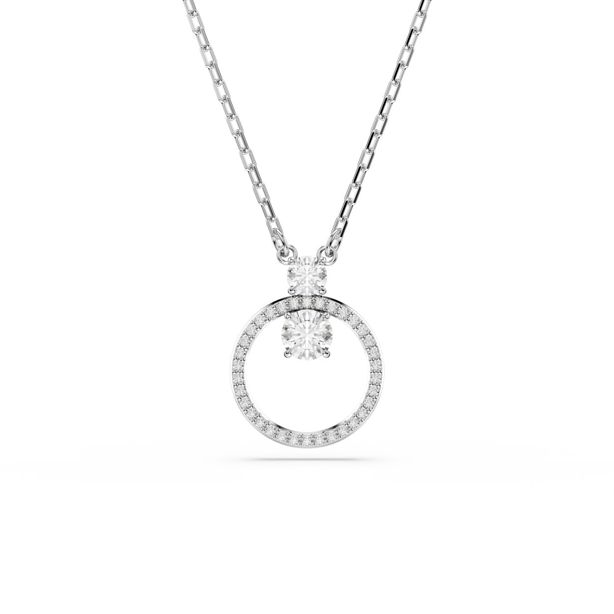 Dit sieraad met rhodium toplaag biedt een moderne kijk op de klassieke cirkelvormige hanger en heeft een centrale ring met een pavé van heldere Swarovski Zirkonia, die door twee grotere Swarovski Zirkonia in klauwzetting op zijn plaats wordt gehouden. Deze hanger is een opvallend voorbeeld van creatieve elegantie en kan alleen worden gedragen of intrigeren in combinatie met de bijpassende Constella-oorbellen.