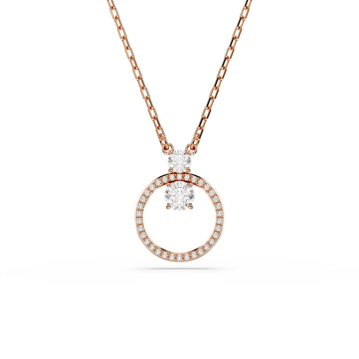 Dit sieraad met roségoudkleurige toplaag biedt een moderne kijk op de klassieke cirkelvormige hanger en heeft een centrale ring met een pavé van heldere Swarovski Zirkonia, die door twee grotere Swarovski Zirkonia in klauwzetting op zijn plaats wordt gehouden. Deze dynamische maar elegante hanger kan alleen worden gedragen of in combinatie met een bijpassende set Constella-oorbellen.