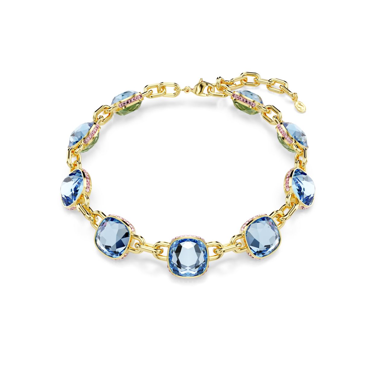 Deze vreugdevolle en veelzijdige Chroma Twist-ketting kan elke dag anders worden gedragen. Het ontwerp met goudkleurige toplaag is volledig bezet met Swarovski ReCreated crystals, groen aan de ene kant en blauw aan de andere kant. Draai de kristallen simpelweg om de kleur te tonen die het beste bij uw stemming of outfit past. Het is een speels stuk Swarovski savoir-faire dat uw zelfexpressie naar een hoger niveau tilt. Chroma Twist-sieraden bevatten ten minste 50% Swarovski ReCreated crystals. Het is onze eerste collectie die is ontworpen met circulariteit in gedachten.