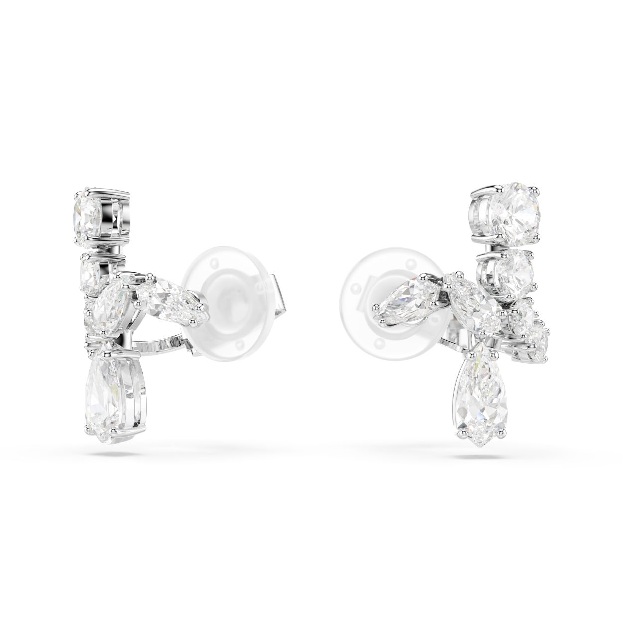 Deze Matrix-clipoorbellen voegen een vleugje subtiele glans toe aan uw stijl en voorzien elke outfit van glamour. De sieraden met rhodium toplaag draaien door het oor met een verscheidenheid aan Swarovski Zirkonia in verschillende slijpvormen in klauwzetting. Een veelzijdig sieraad dat kan worden gedragen als een ear cuff of op de oorlel.