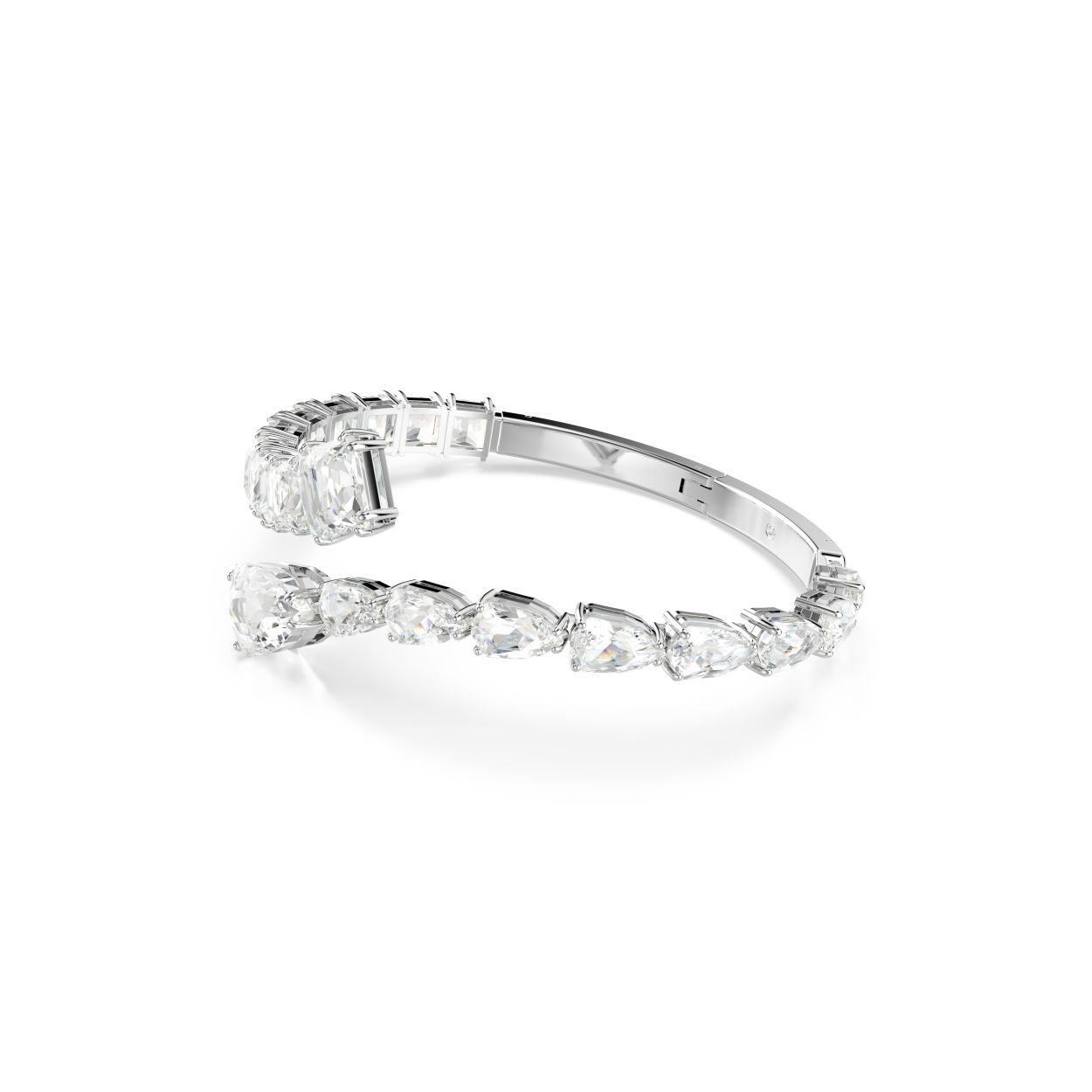 Voer de intensiteit op met deze spectaculaire Matrix-armband. Het ontwerp met rhodium toplaag is versierd met een reeks heldere kristallen in Pear- en vierkant-slijpvorm en de verschillende formaten voegen onverwachte dimensies toe aan het silhouet. Een Wonderclick-sluiting garandeert een goede pasvorm. Kies voor deze spiraal van kristallen als u indruk wilt maken.