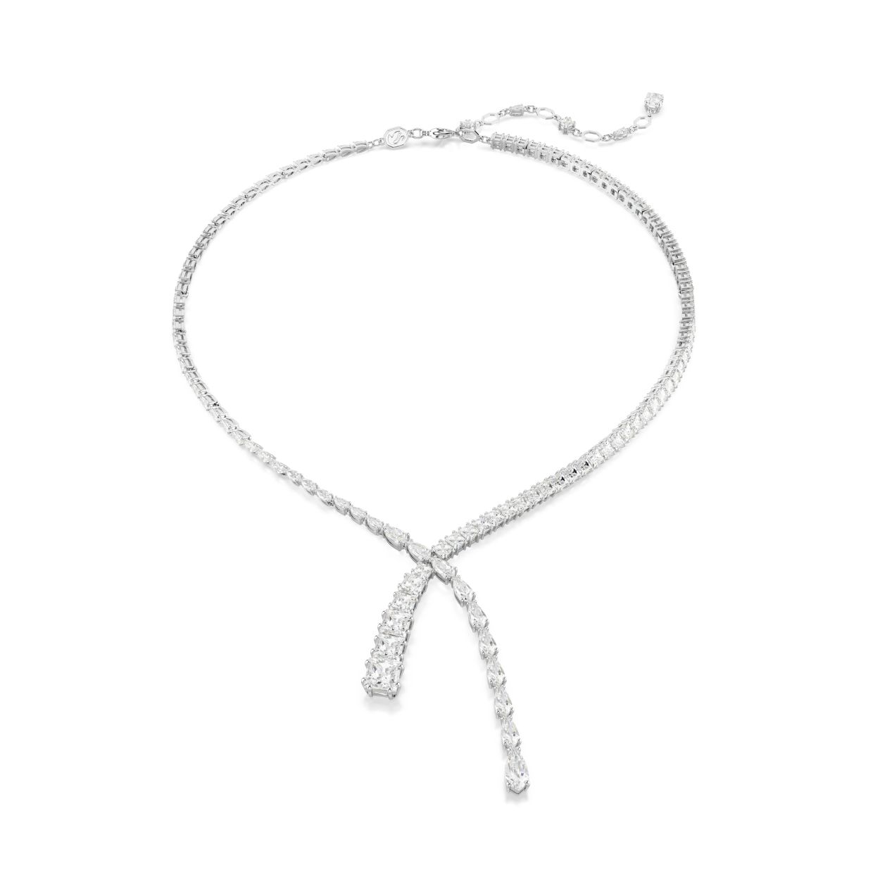 Deze delicate V-ketting straalt verfijning uit. Het ontwerp met rhodium toplaag is versierd met een reeks heldere Swarovski Zirkonia in Pear- en Square-slijpvorm en de verschillende formaten voegen onverwachte dimensies toe aan het silhouet. Een stralend stuk dat uw look dag en nacht elegant maakt.