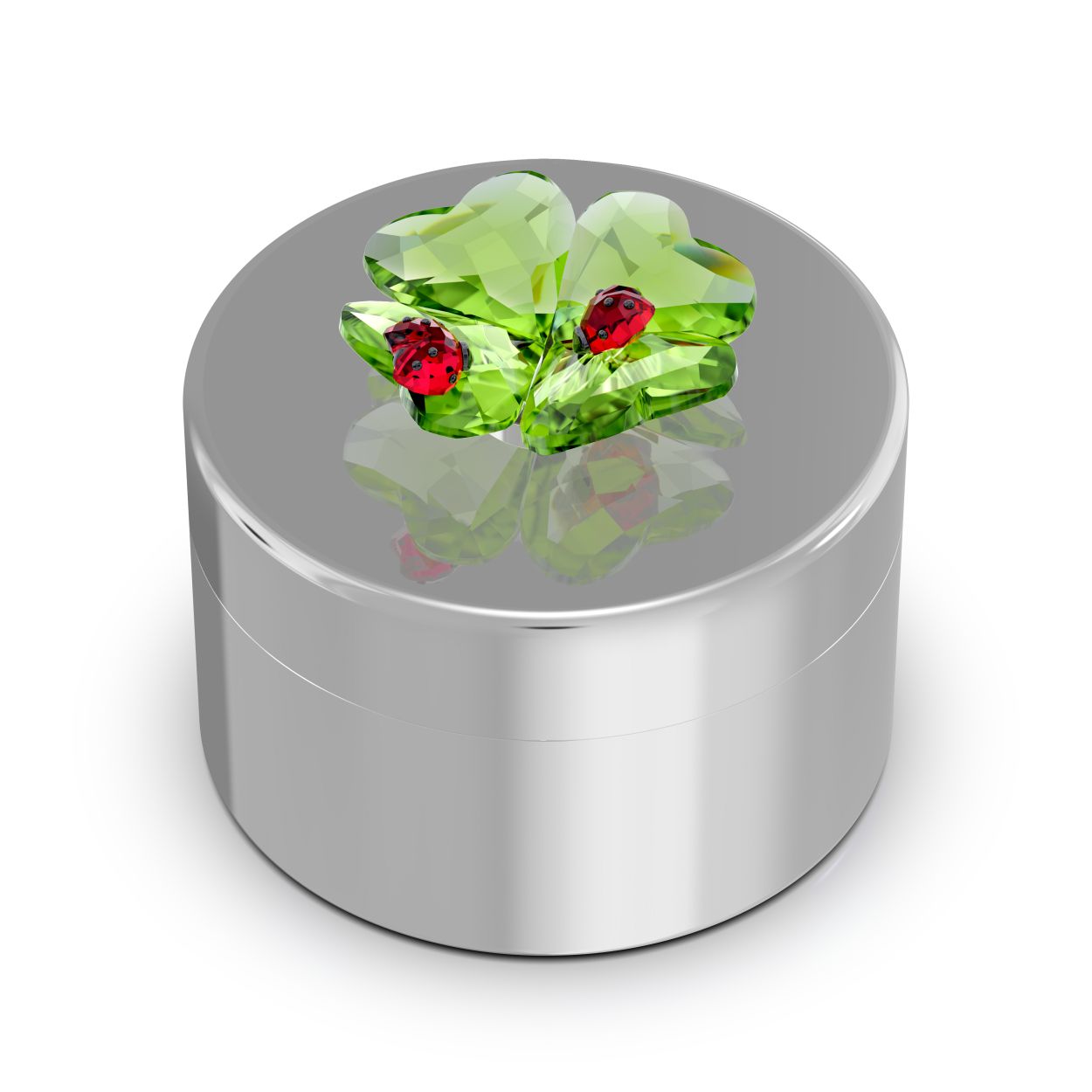 Dit glanzende stalen doosje is ideaal om uw schatten in te bewaren en is op speelse wijze versierd met een klavertjevier en een lieveheersbeestje. Het motief is op de natuur geinspireerd en vervaardigd met 206 facetten. Het combineert groene en rode tinten die prachtig in het oog springen. In het doosje zit een fluwelen zakje om de inhoud altijd veilig en goed beschermd te bewaren. Decoratief voorwerp. Geen speelgoed. Niet geschikt voor kinderen onder de 15 jaar.