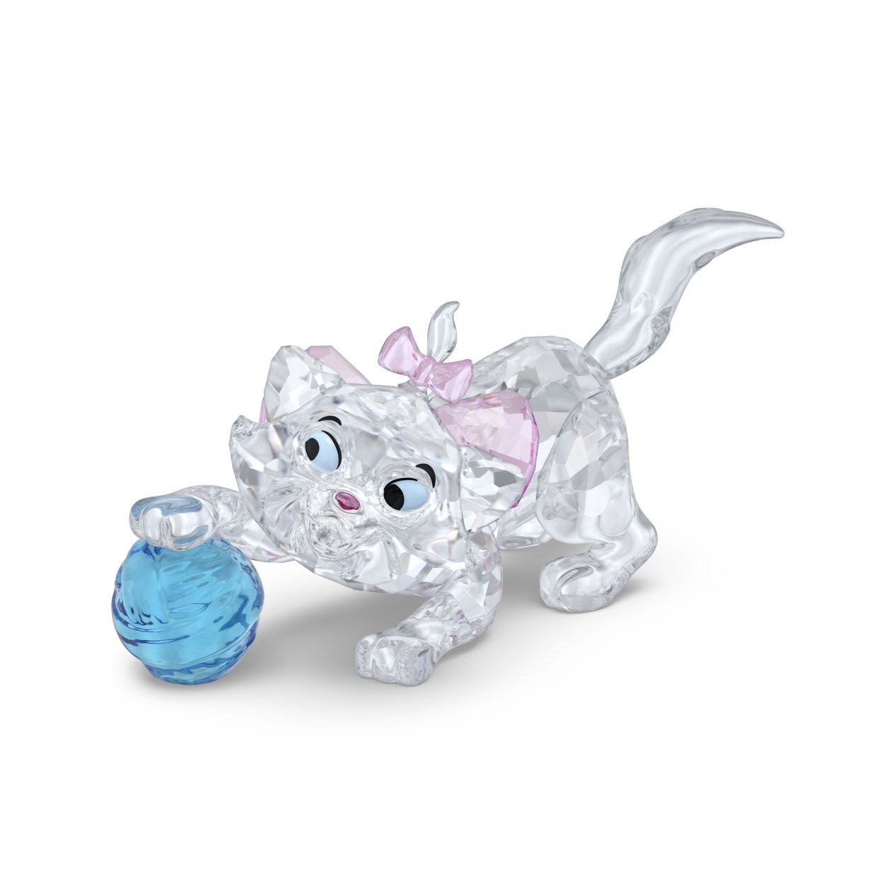 Deze nieuwsgierige en speelse figuur brengt een van de gedenkwaardigste personages uit Disney's Aristokatten tot leven. Deze witte kitten is geÏnspireerd op Marie en speelt met een bol blauw garen, prachtig vormgegeven met 703 precisiegeslepen facetten. Een ontroerend en vreugdevol verzamelobject voor elke dromerige Disney-fan. Decoratief voorwerp. Geen speelgoed. Niet geschikt voor kinderen onder de 15 jaar.