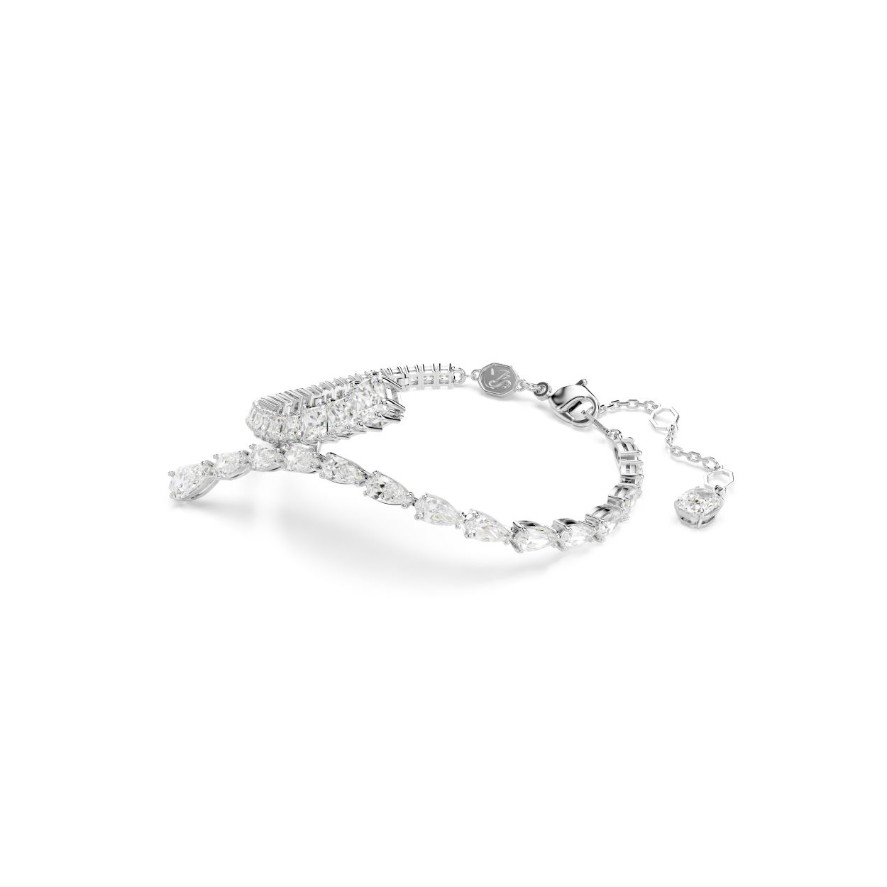 Verfraai elke outfit met de prachtige schittering van deze Matrix-armband. Het ontwerp met rhodium toplaag is voorzien van een reeks heldere Swarovski Zirkonia en kristallen in Pear- en Square-slijpvorm, waarbij de verschillende maten het silhouet onverwachte dimensies geven. Een karabijnsluiting garandeert een goede pasvorm. Combineer deze armband met stukken uit dezelfde lijn voor een vreugdevolle en extravagante look.