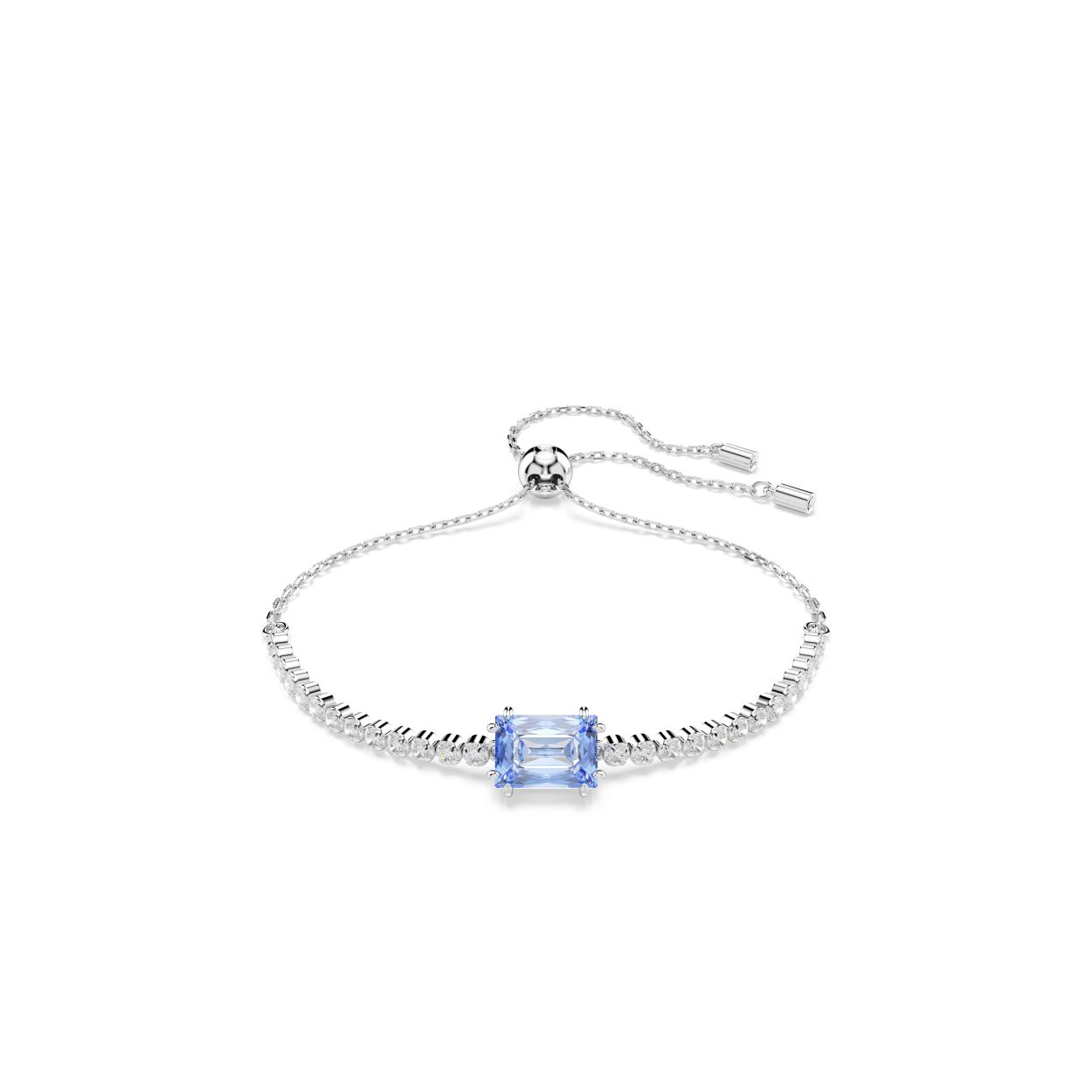 Deze klassieke tennisarmband voegt een vleugje glans toe aan elke look en combineert heldere Swarovski Zirkonia met een kleuraccent. Het sieraad met rhodium toplaag en schuifsluiting heeft een gelijkmatige rij heldere Swarovski Zirkonia en wordt geaccentueerd door een blauwe Swarovski Zirkonia in Baguette-slijpvorm in het midden. Een levendige twist van een tijdloze stijl.