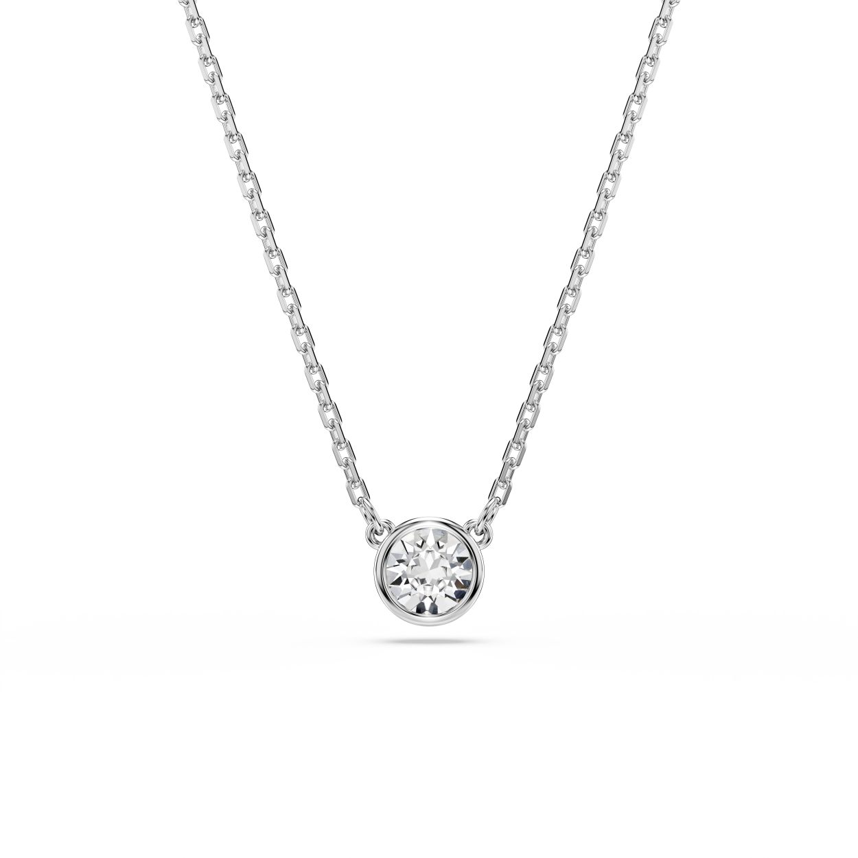 Moeiteloze elegantie is binnen handbereik dankzij deze schitterende Imber-hanger. Het ontwerp met rhodium toplaag hangt aan een delicate ketting met karabijnsluiting bevat een centraal kristal in Round-slijpvorm in een dikke bezelzetting. Het verlengstuk is ook bezet met een Swarovski Zirkonia voor extra schittering. Draag dit stuk om uw alledaagse look te verfraaien.
