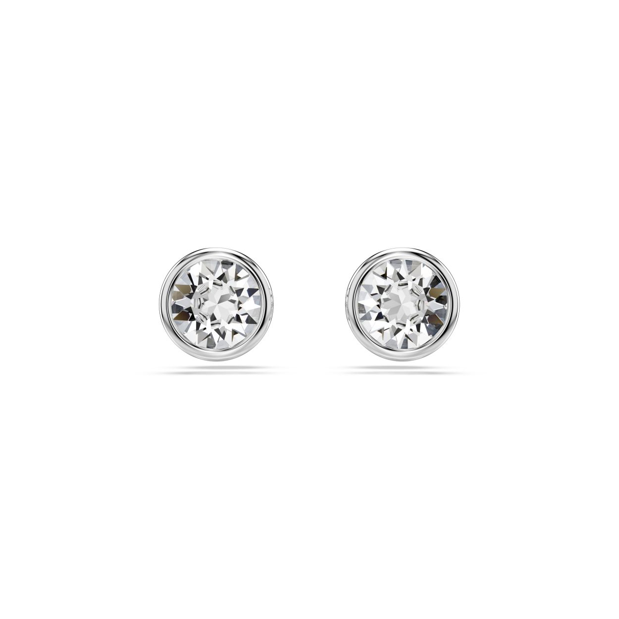 Deze verfijnde oorknoppen zijn een subliem voorbeeld van Swarovski’s expertise op het gebied van facetslijpen. In deze oorknoppen met rhodium toplaag prijkt een kristal in Round-slijpvorm in een dikke bezelzetting. Combineer ze met een armband of ketting uit de Imber-familie om lagen vol licht te creëren.
