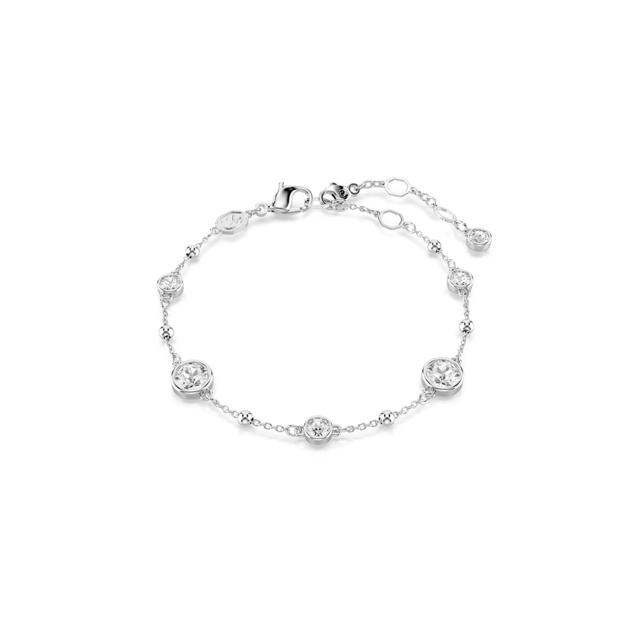 Met een dynamisch snoer vol metalen druppels geeft deze Imber-armband uw pols een opvallende gloed. Het ontwerp met rhodium toplaag is geaccentueerd met oogverblindende kristallen in Round-slijpvorm in een dikke bezelzetting. De armband, die is voorzien van een karabijnsluiting met verlengstuk, kan alleen worden gedragen of in combinatie met een bijpassende set oorknoppen uit dezelfde familie.