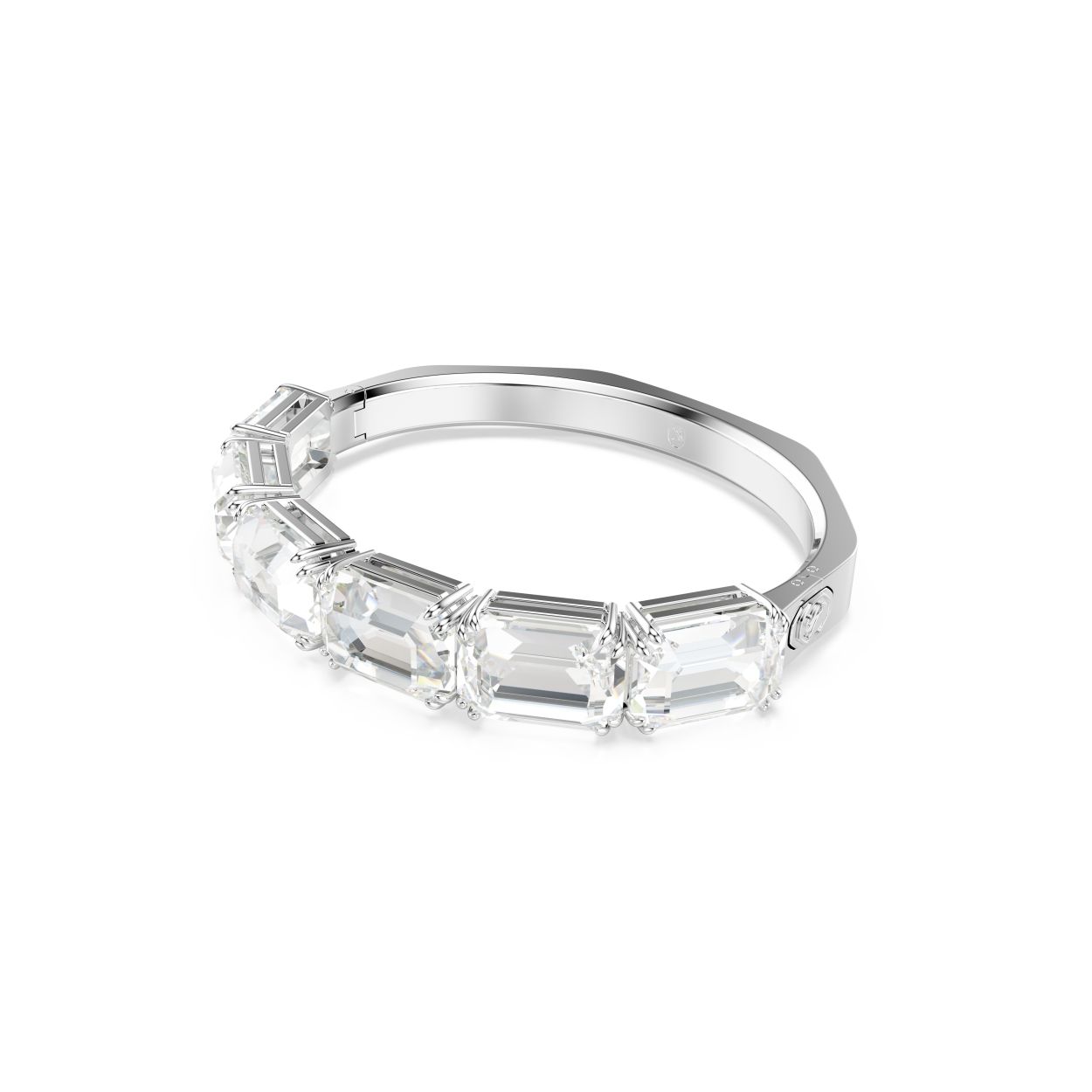 Swarovski’s meesterschap op het gebied van licht is duidelijk te zien in deze schitterende Millenia-armband. Om de pols is de achthoekige band met rhodium toplaag bezet met een glinsterende reeks heldere kristallen in Octagon-slijpvorm. Perfect om de glamour in uw outfit zowel overdag als ‘s nacht te versterken.