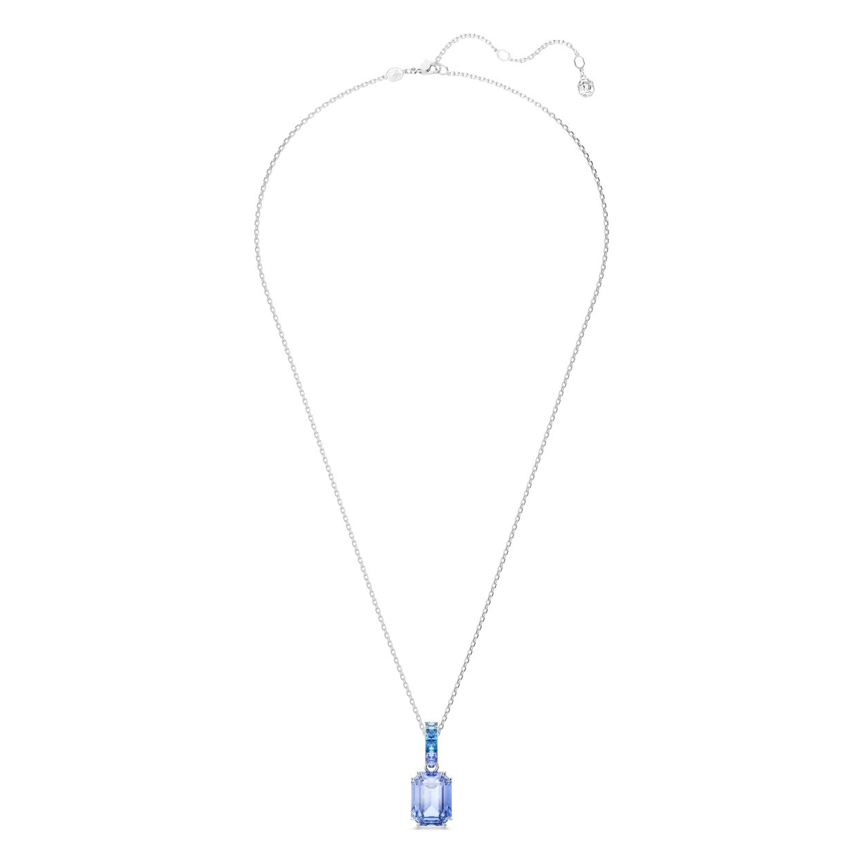 Omarm uw natuurlijke glans met deze prachtige Millenia-hanger. Dit energieke sieraad hangt aan een lange ketting met karabijnsluiting en is in het midden voorzien van een ijsblauw Swarovski ReCreated™-crystal, onze meest duurzame kristallen tot nu toe, in Octagon-slijpvorm. Deze is bevestigd aan een ring met kristallen in een kleurverloop in sponningzetting. Een betoverende keuze die elke outfit verfraait.
Artikelnr.: 5696518
Collectie:  Millenia
Lengte (minimum - maximum): 65 - 75 cm
Formaat motief: 3.9 x 1.5 cm
Materiaal:  Kristallen, Rodium-verguld, Swarovski ReCreated™ Crystals
Kleur:  Blauw
Type sluiting:  Karabijn